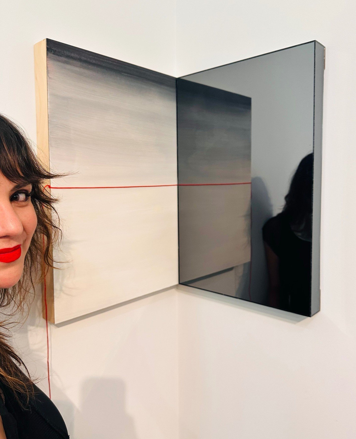 Untangling⁠, 2025. Multi-paneled painting. Gouache on wood(1) and red thread, cornered with a mirror plexiglass box(2).⁠
⁠
"I am walking between two worlds⁠
I have one foot in the inner world ⁠
One in the outer world⁠"⁠
⁠
⁠Excerpt from Kiss