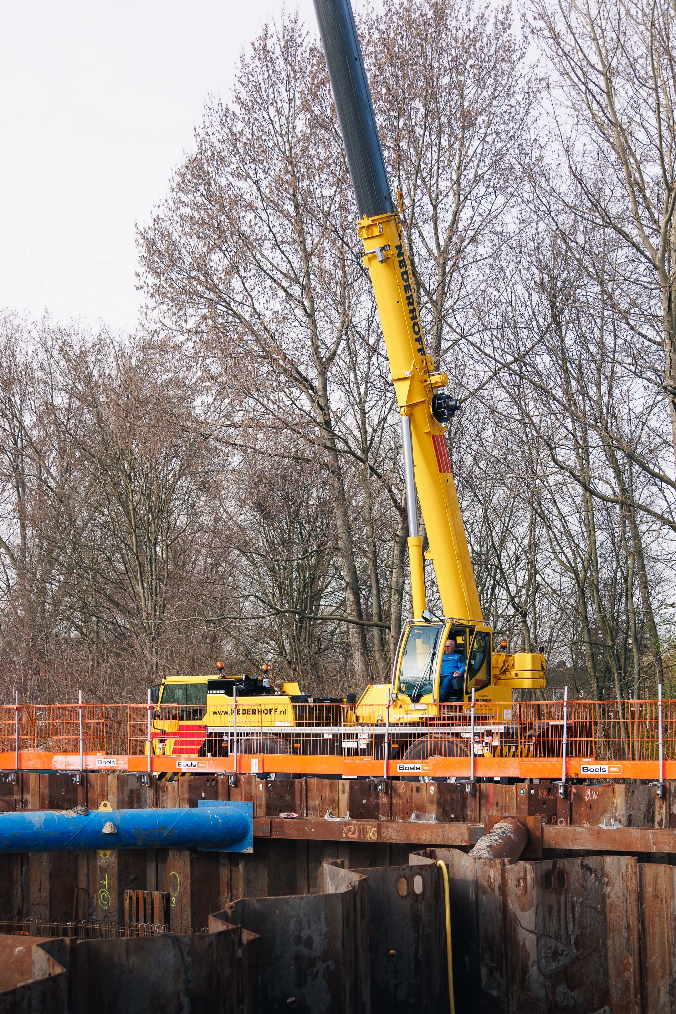 De kraan t.b.v. het hijsen van de afwerkmachines