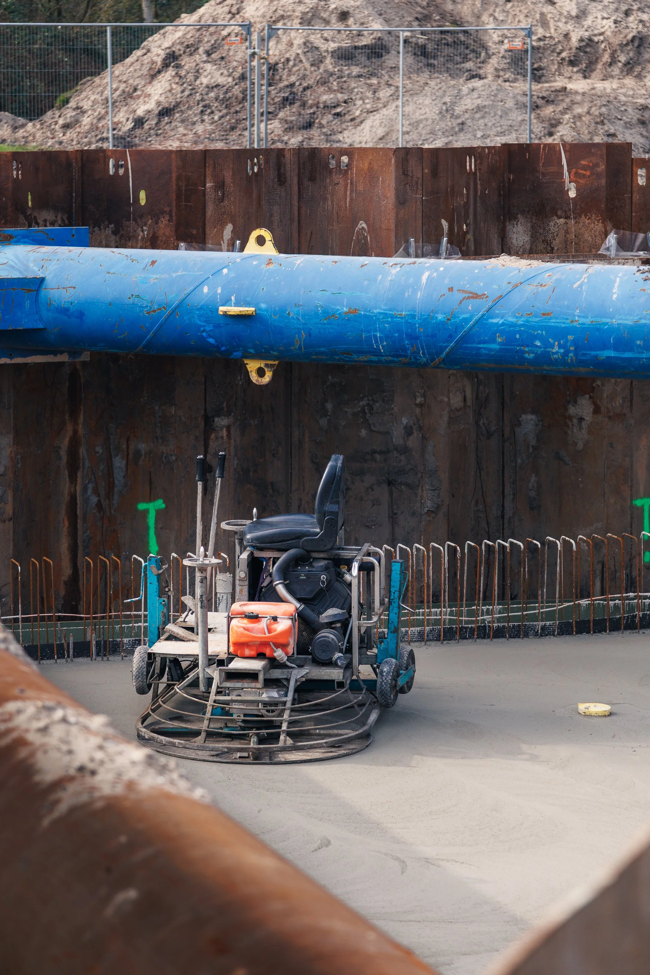 Afwerkmachine op de zwembadvloer