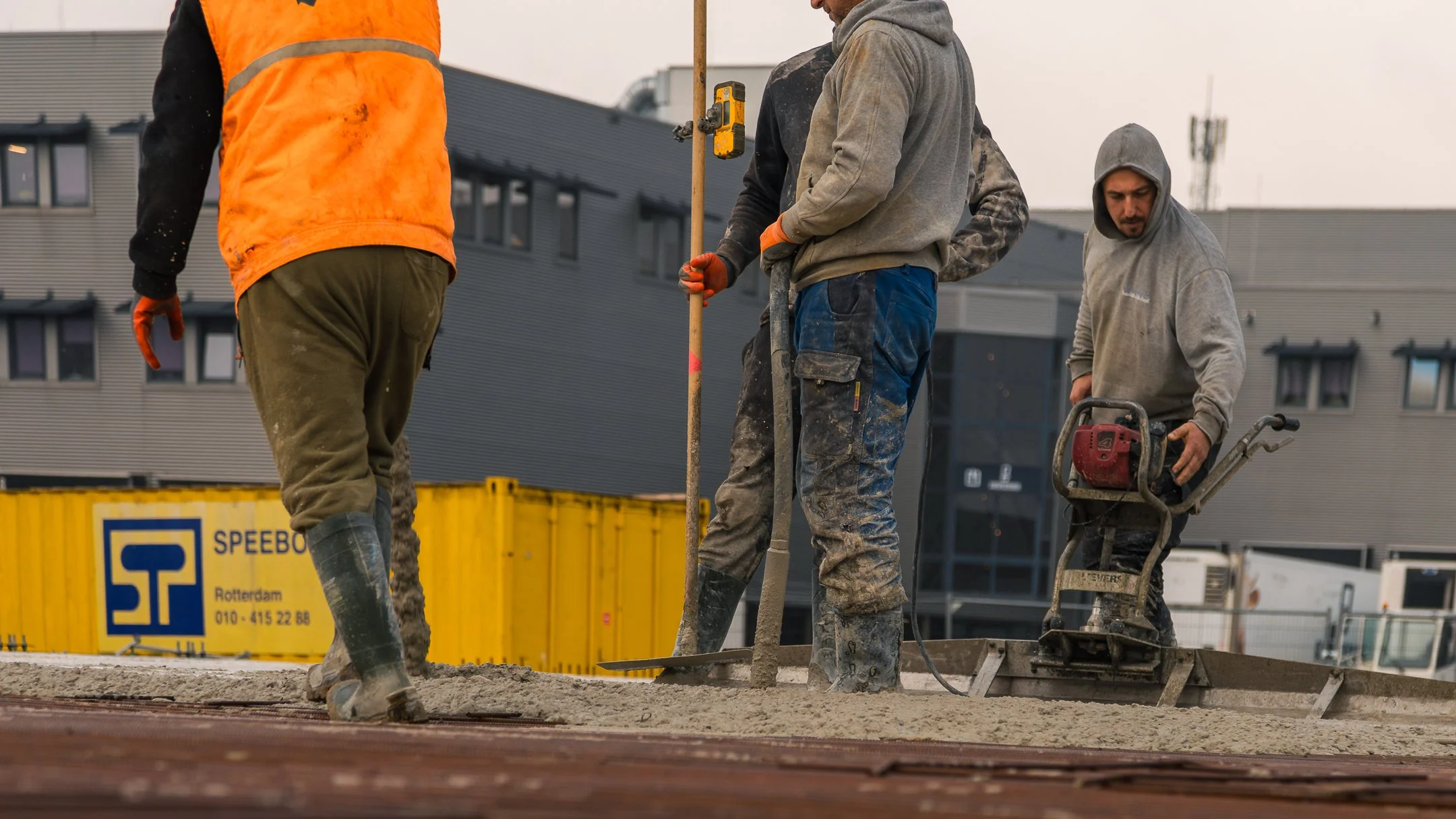 Beton trillen met trilplaat