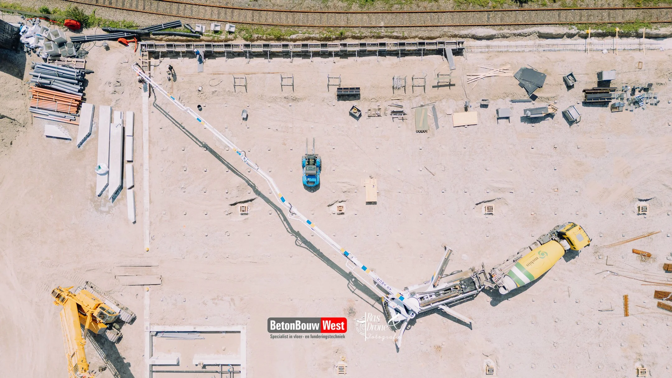 Drone overzicht van het storten van de funderingen