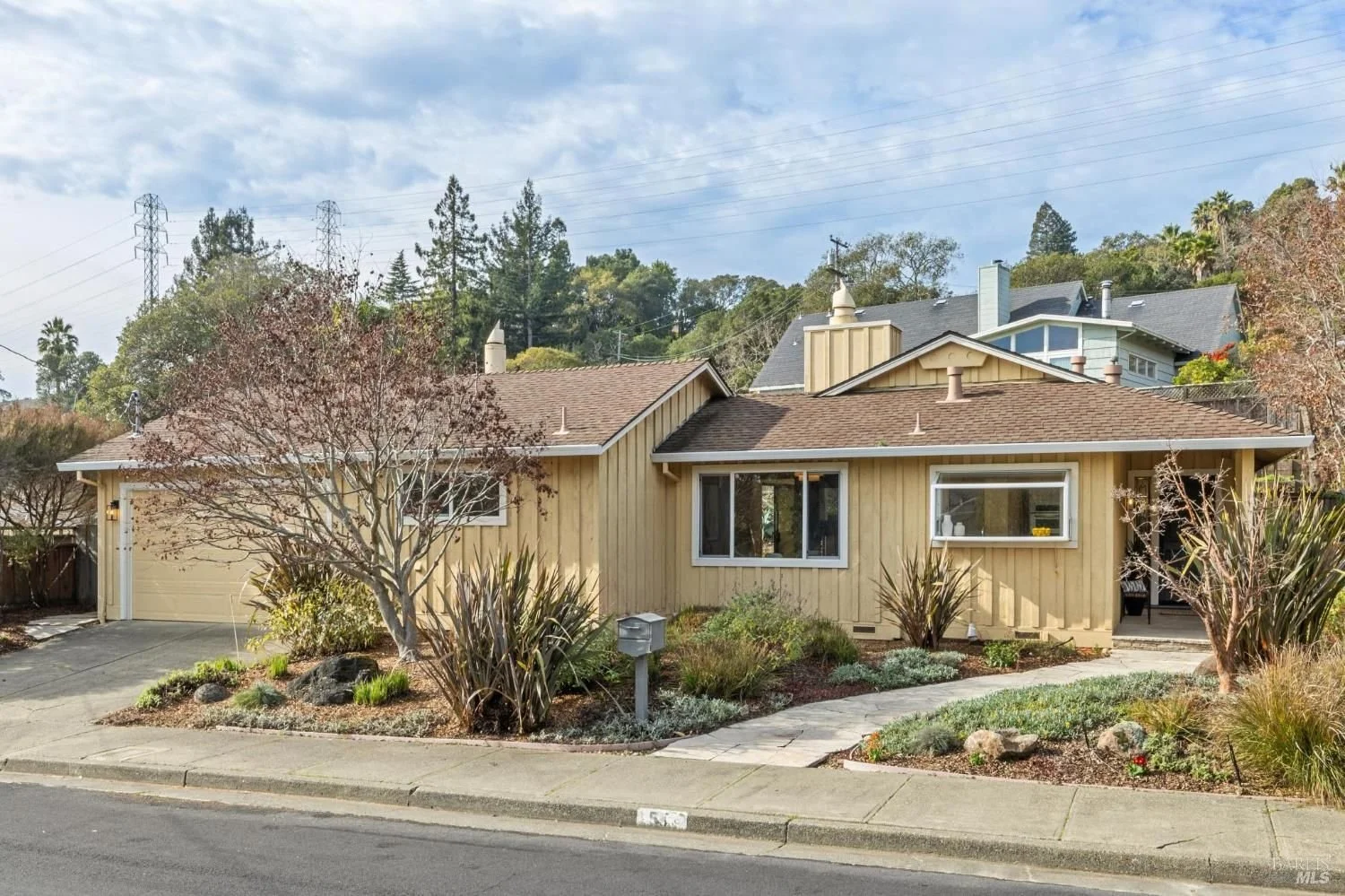 55 Las Casas Dr,   San Rafael, CA   94901