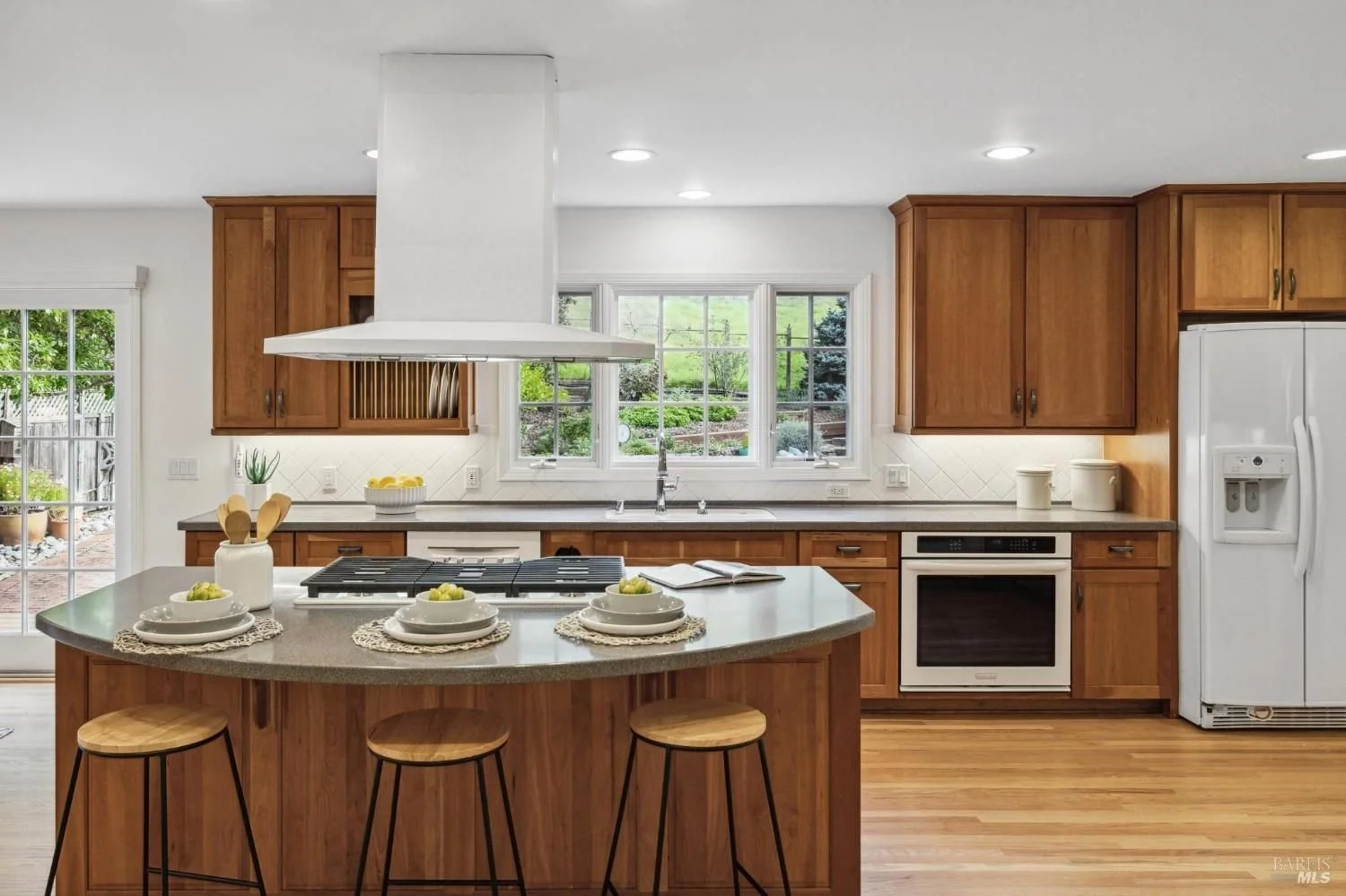 31 Tan Oak Cir, San Rafael, CA 94903