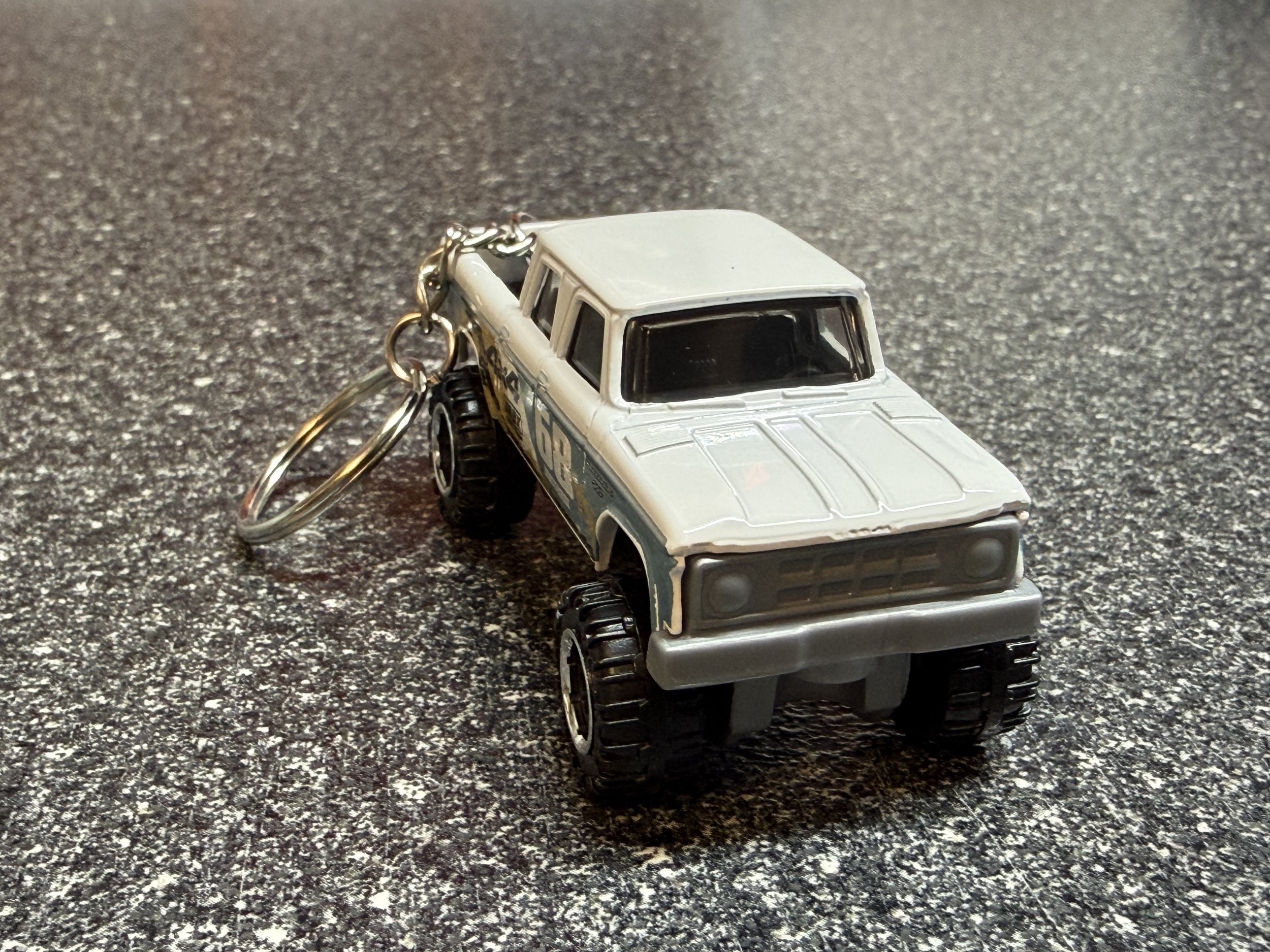 1968 Dodge D200 Keychain Truck White Matchbox Hot Wheels
