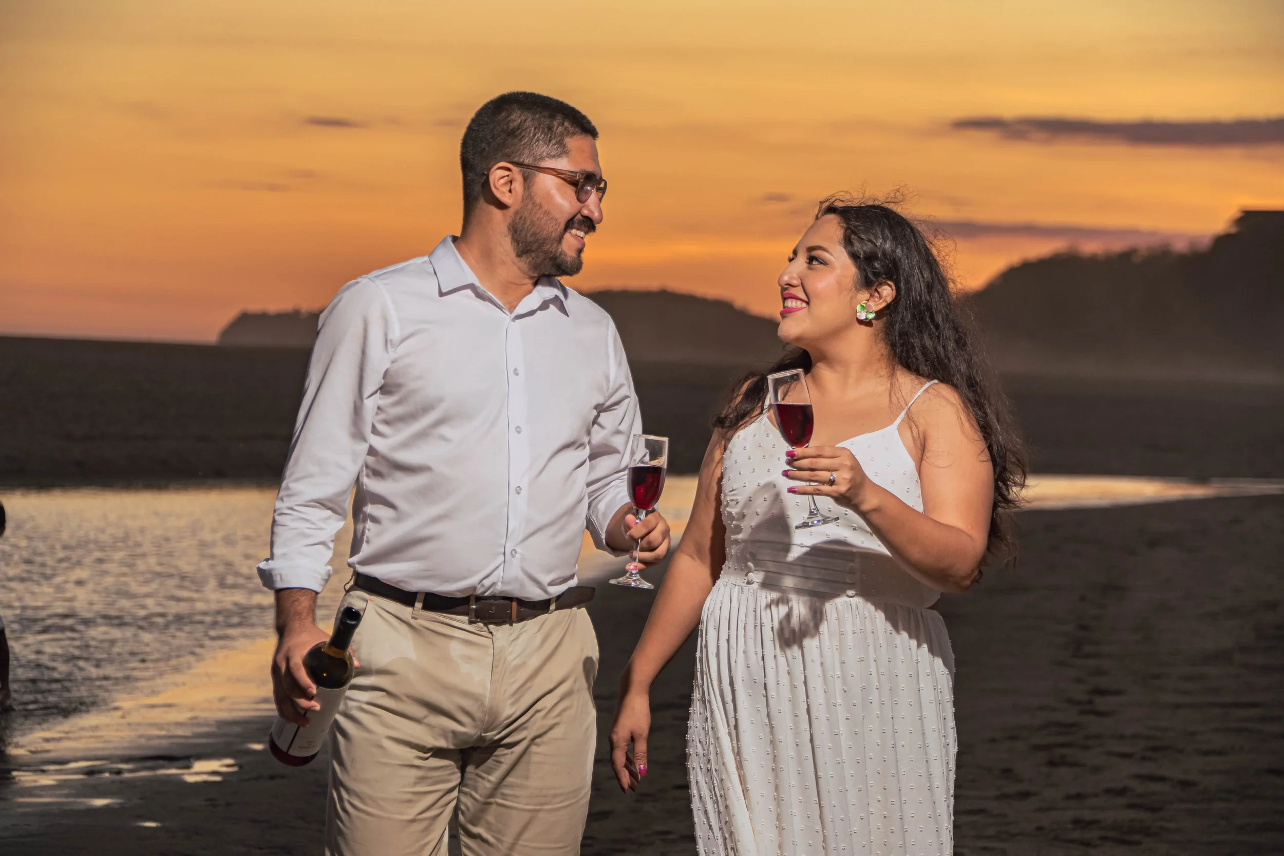 brindis-pareja-atardecer-sesion-fotos-huatulco.jpg