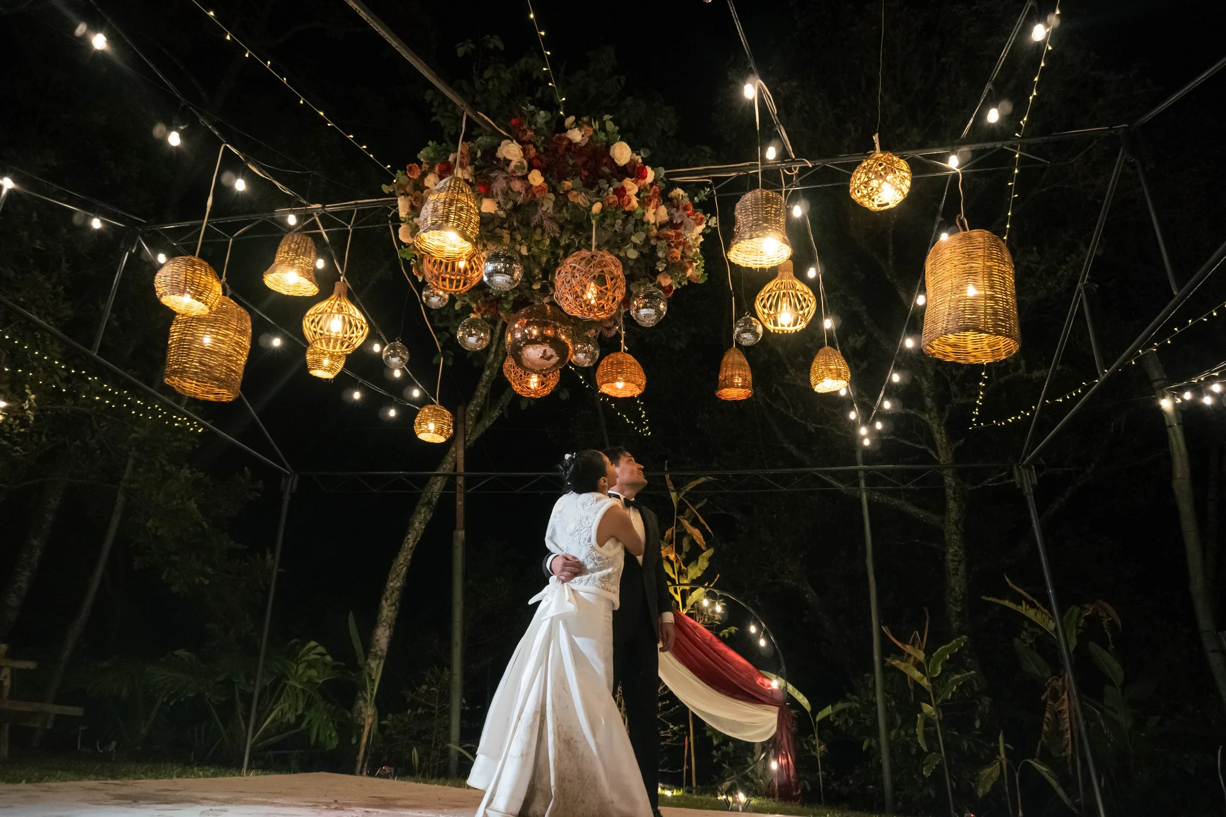 baile-esposos-boda-jardin-noche-huatulco.jpg