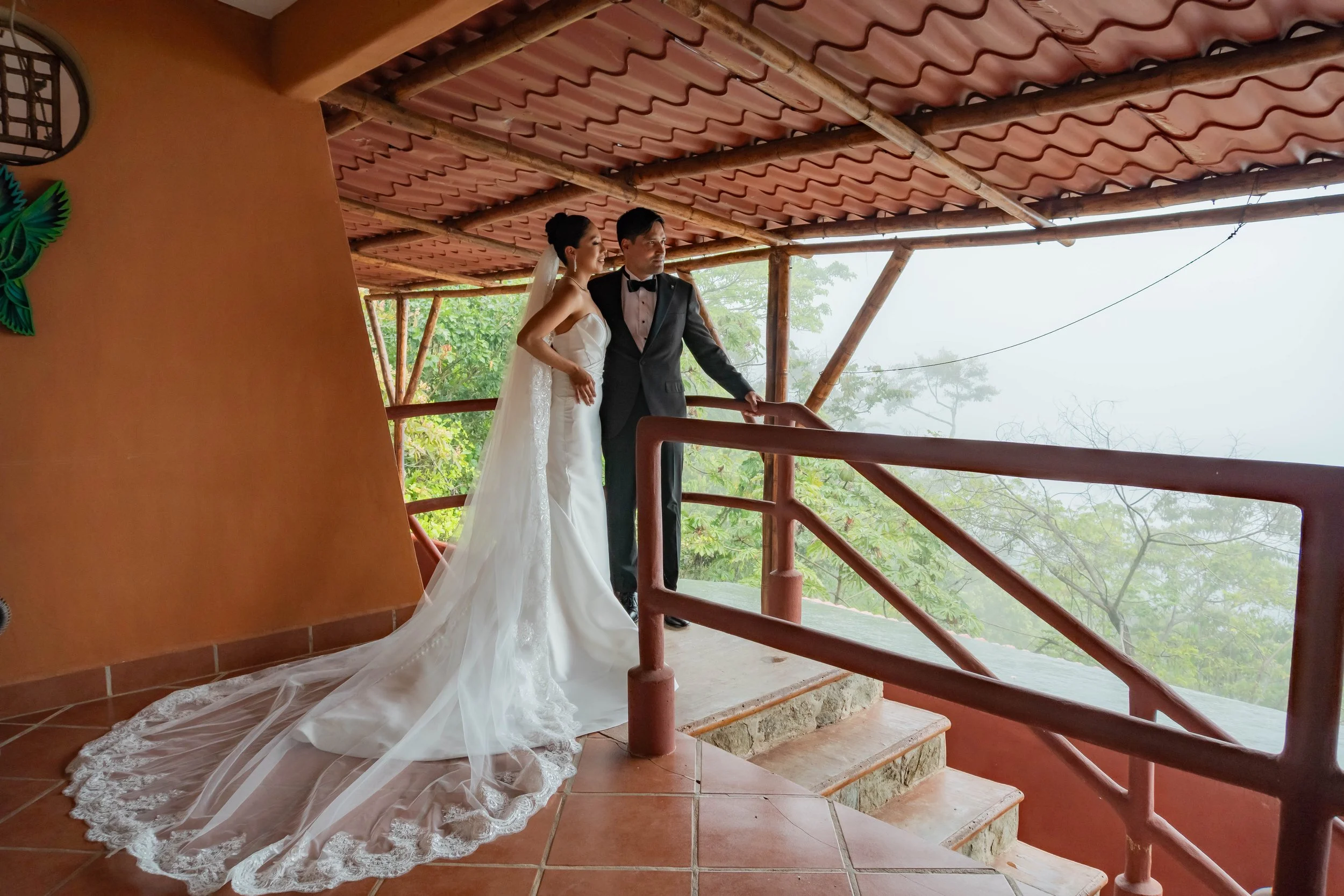 sesion-esposos-escaleras-boda-huatulco.jpg