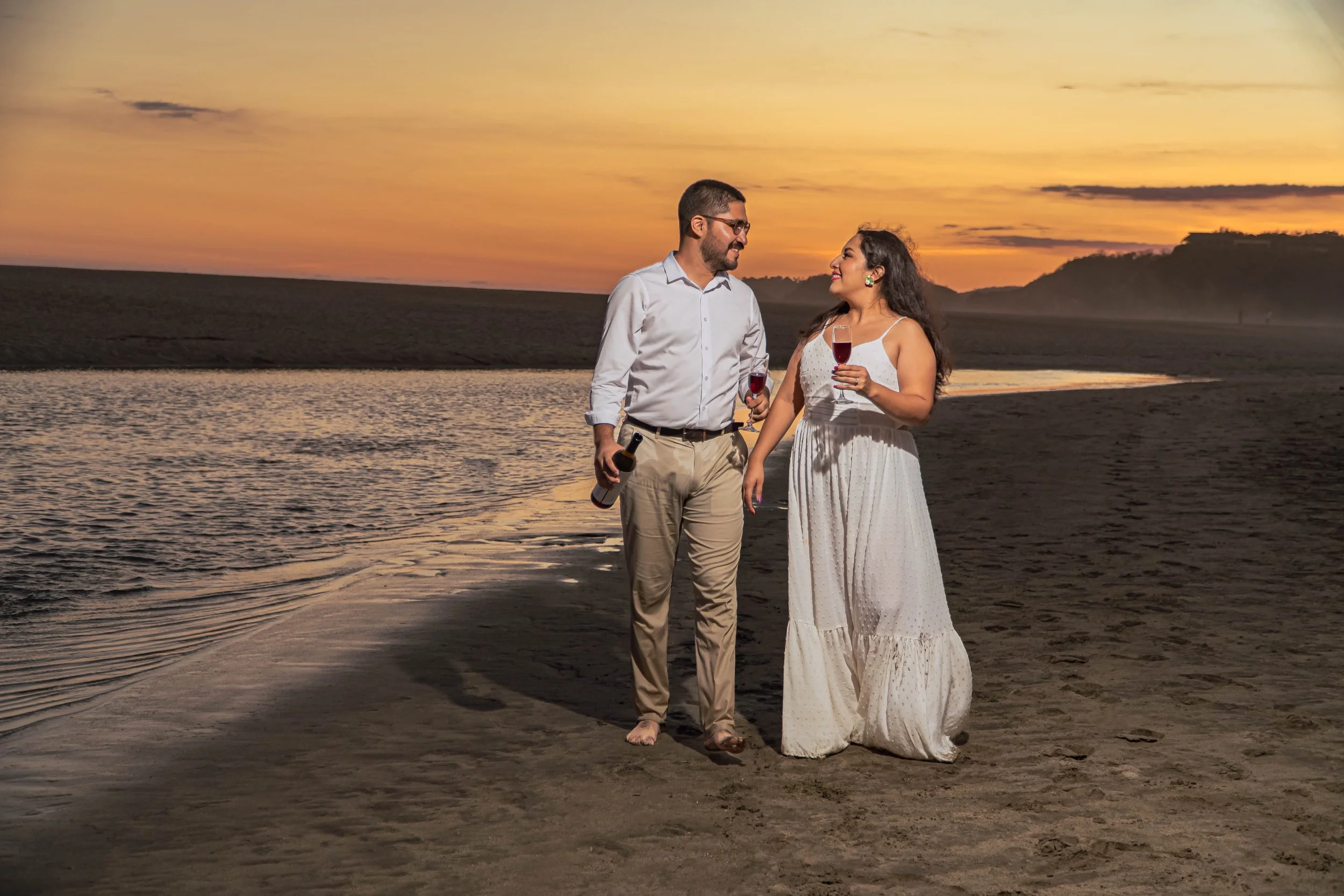 pareja-caminando-playa-copas-vino-huatulco.jpg