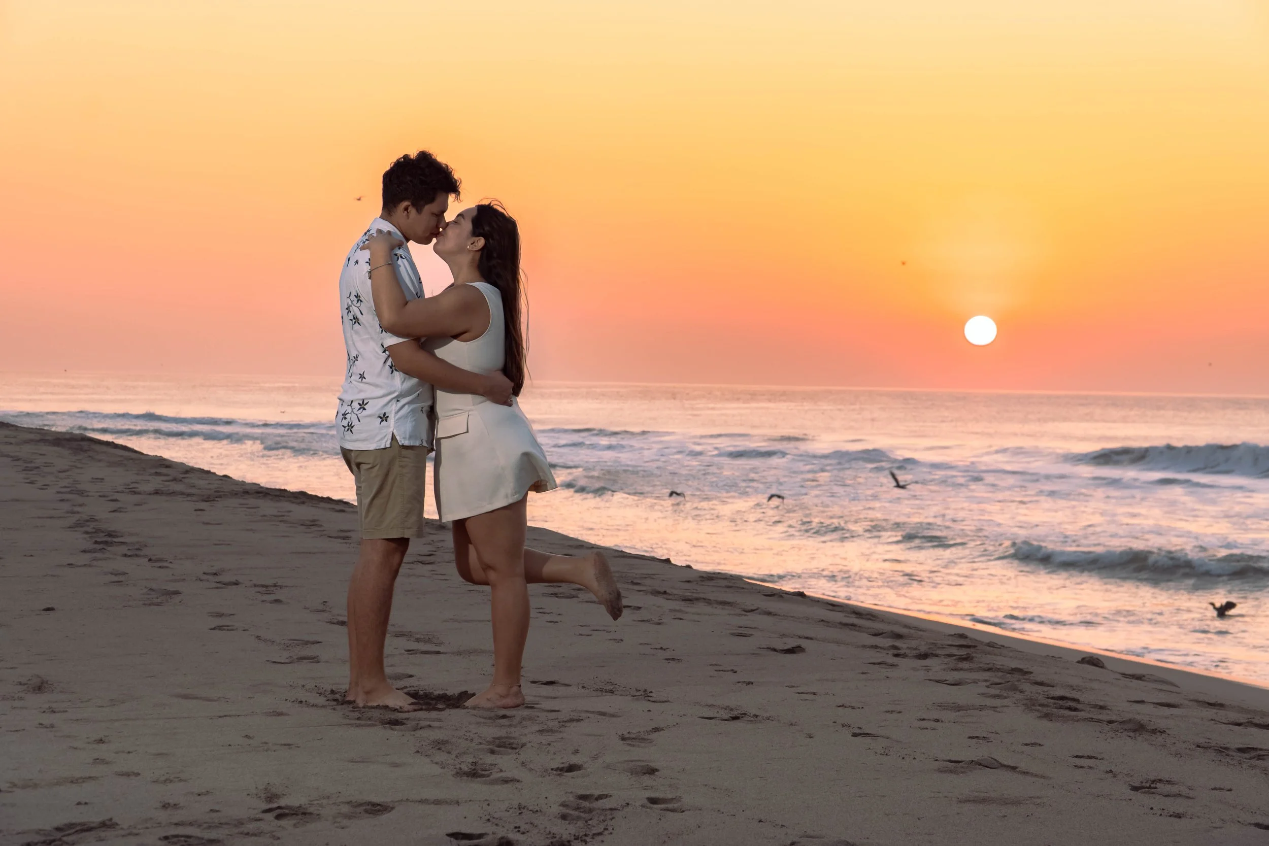 beso-pareja-frente-al-sol-playa-huatulco.jpg