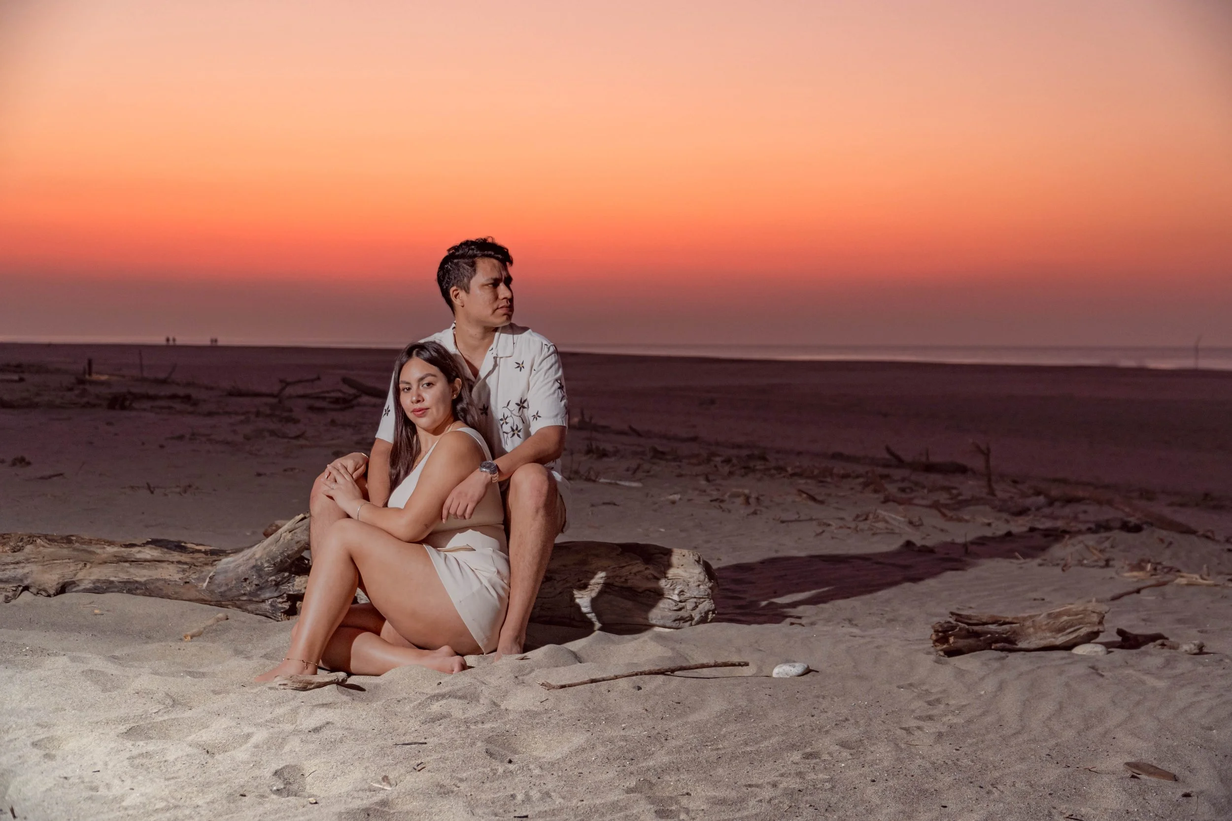 novios-sentados-arena-atardecer-espectacular-huatulco.jpg