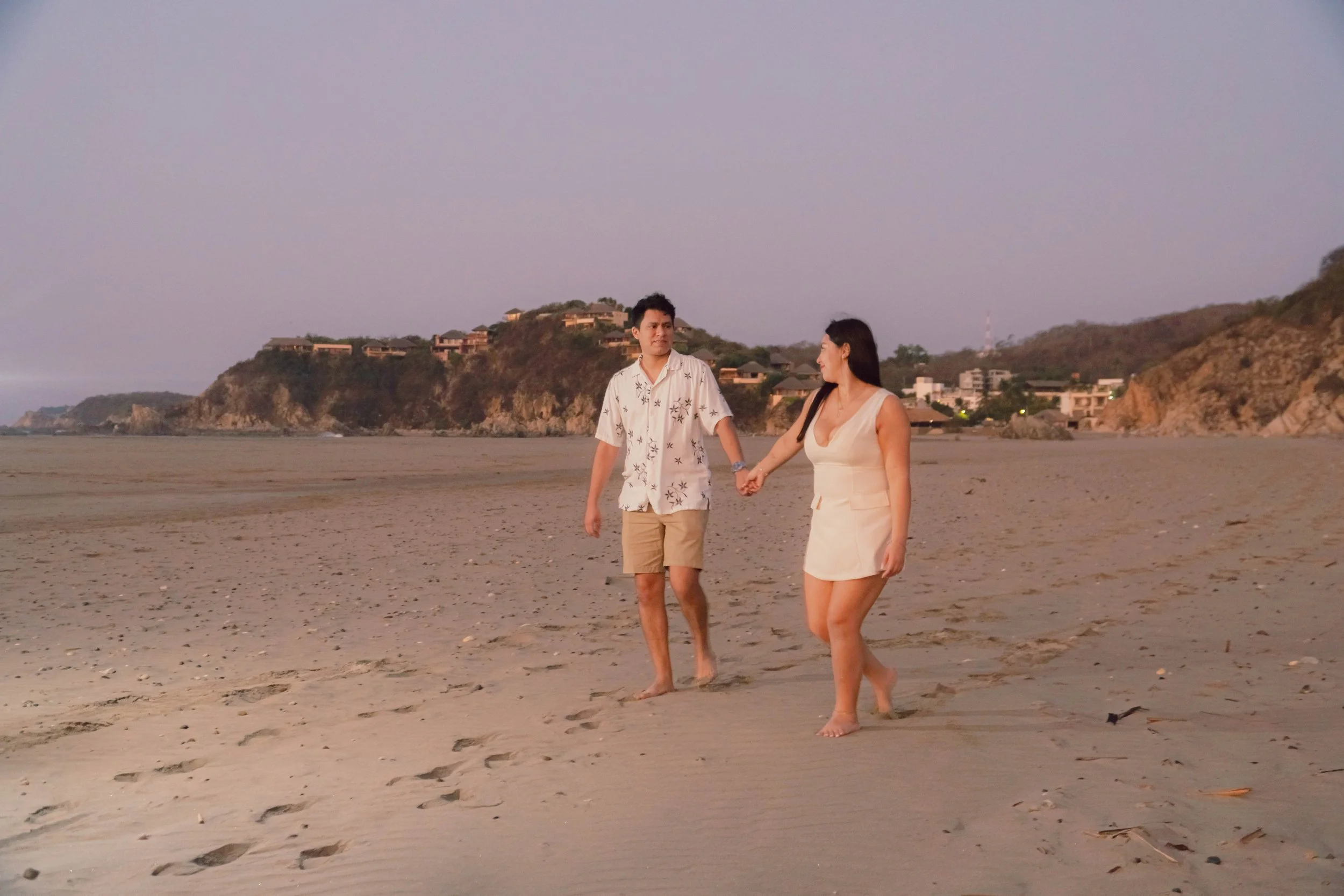 caminata-romantica-luna-de-miel-playa-huatulco.jpg