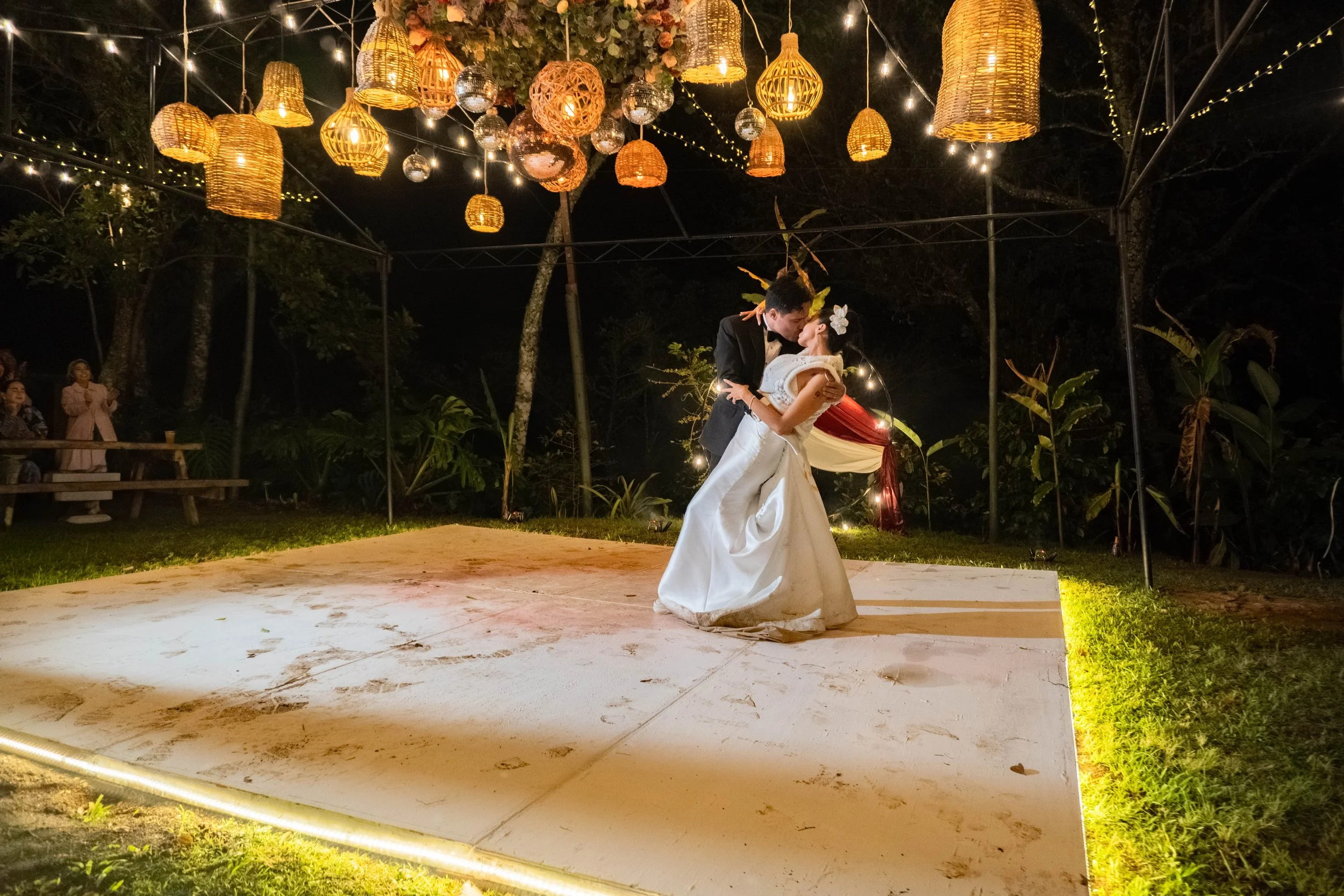 primer-baile-novios-pista-iluminada-huatulco.jpg