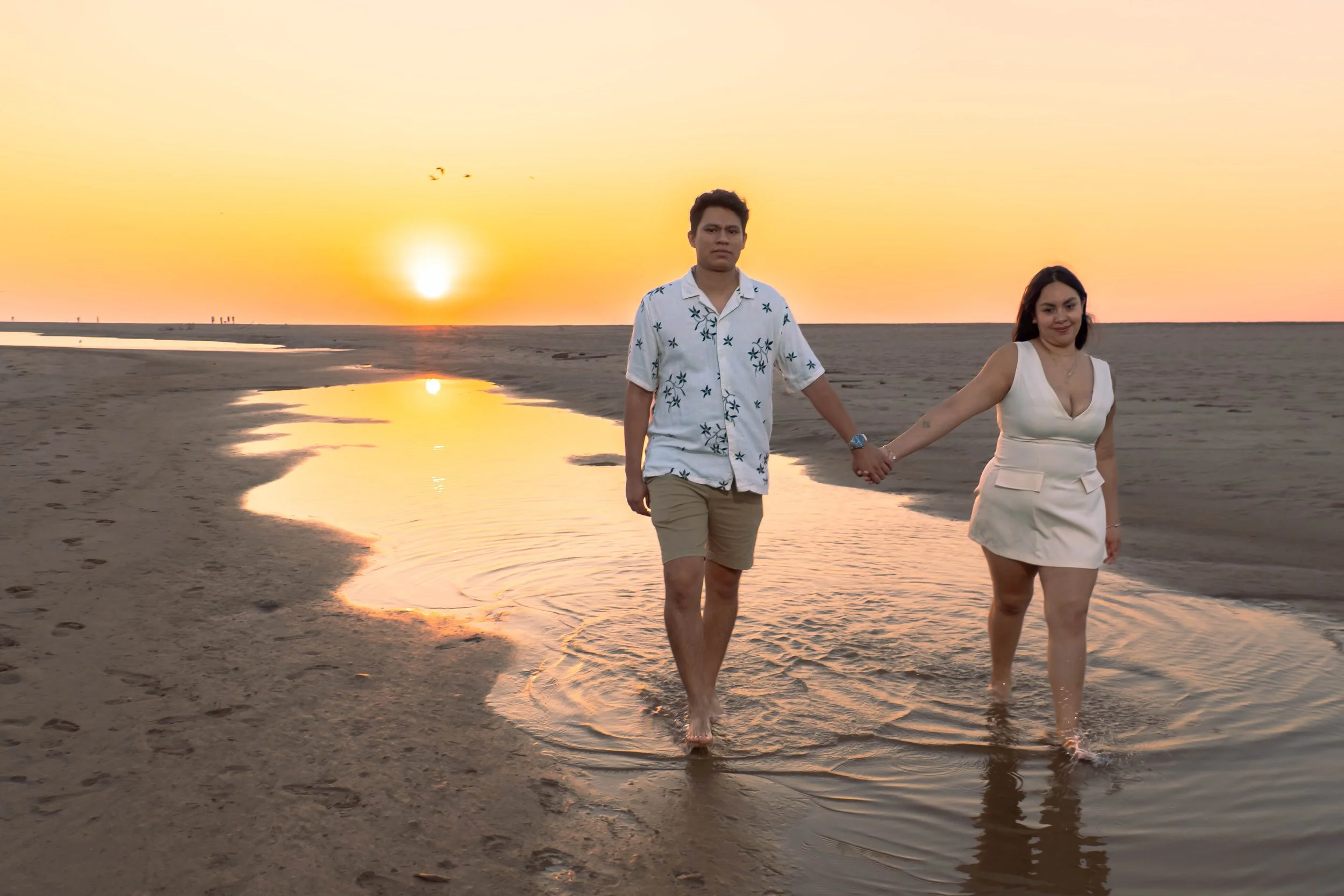 fotografo-parejas-caminando-orilla-del-mar-huatulco.jpg