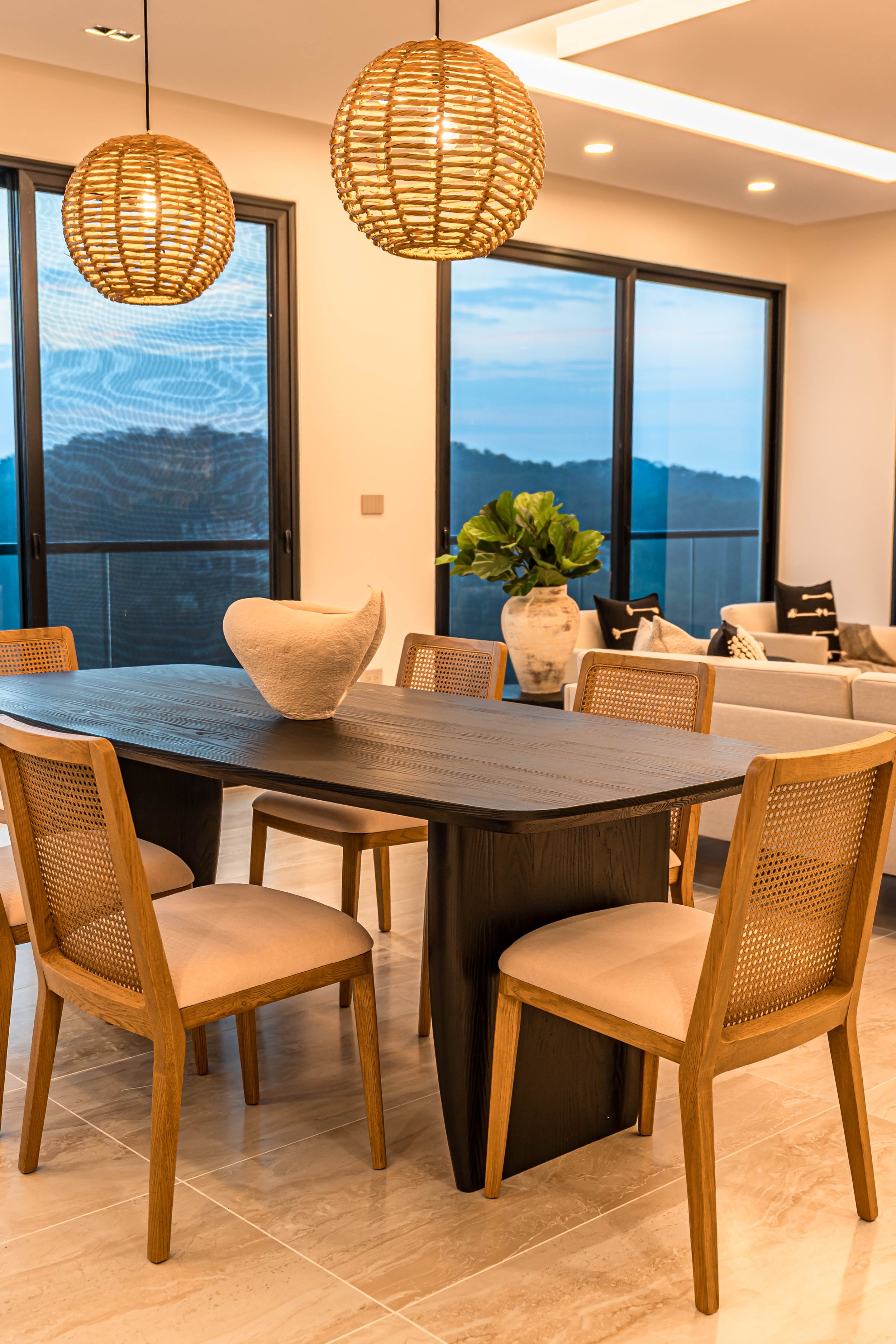 comedor-iluminacion-calida-renta-vacacional-huatulco.jpg