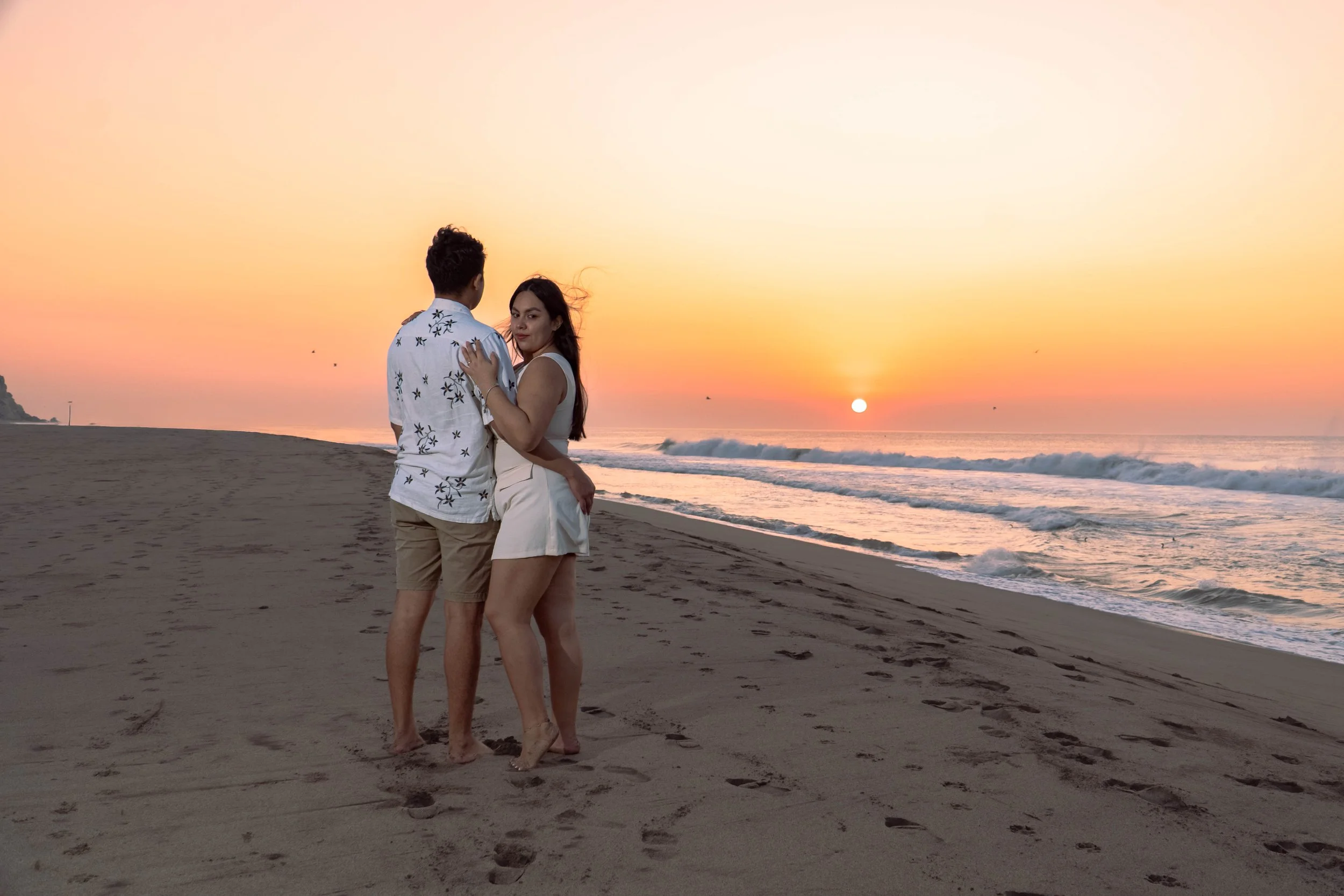 pareja-contemplando-atardecer-mar-huatulco.jpg