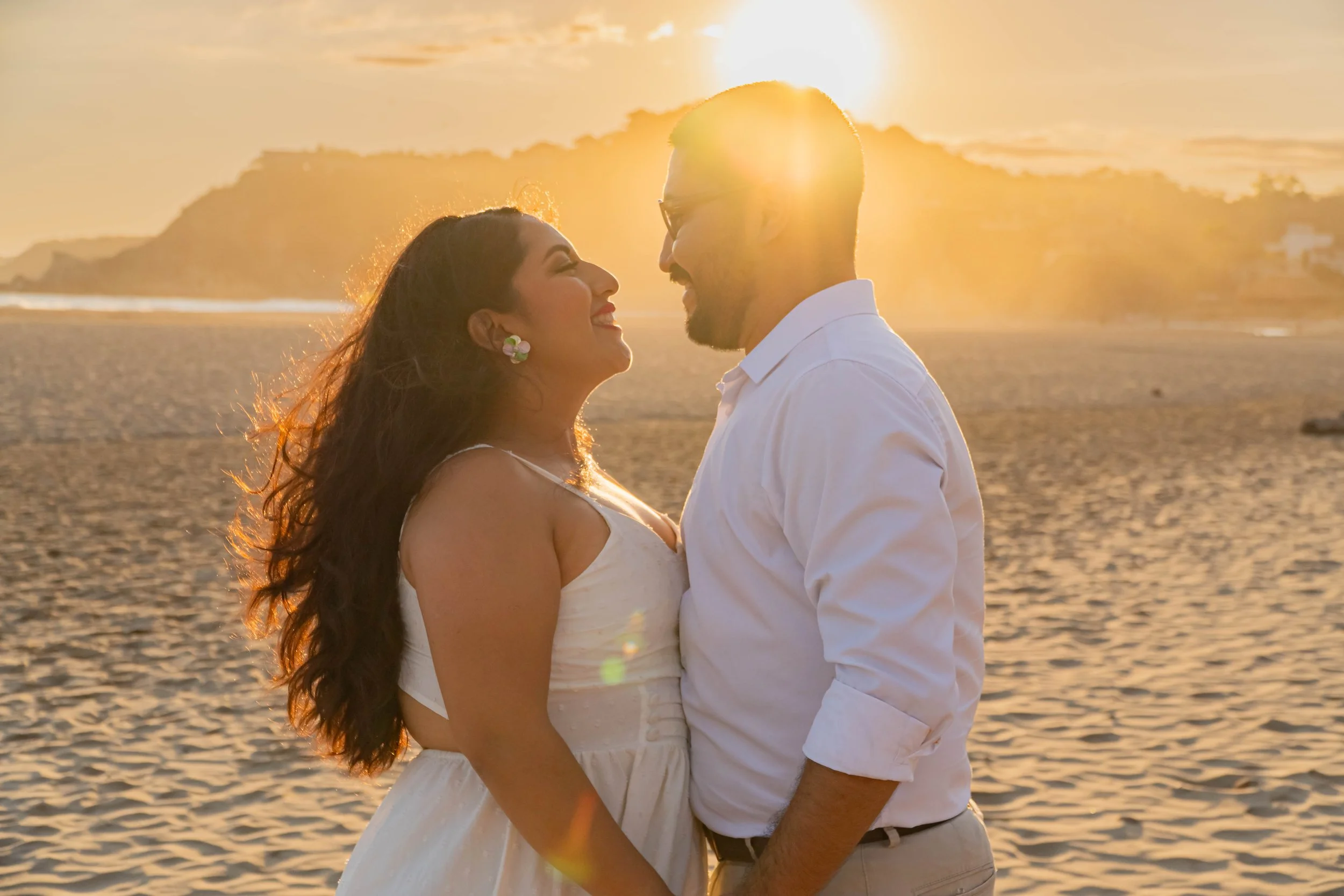 pareja-enamorados-atardecer-playa-huatulco.jpg