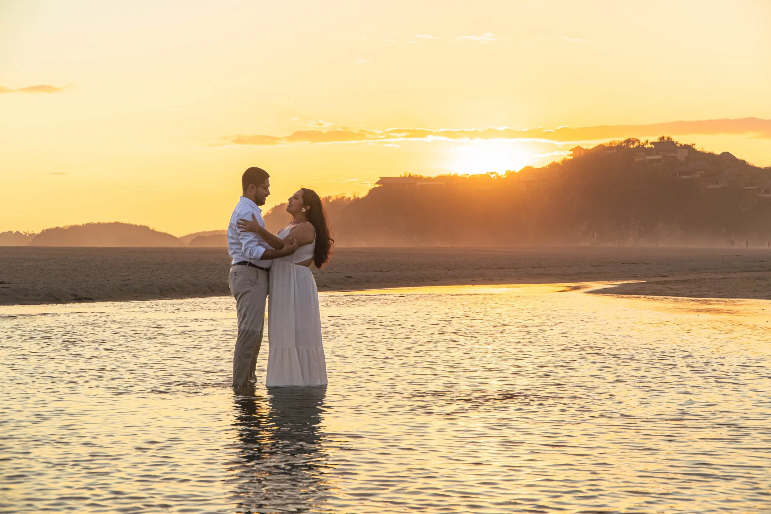 sesion-romantica-pareja-agua-atardecer-huatulco.jpg