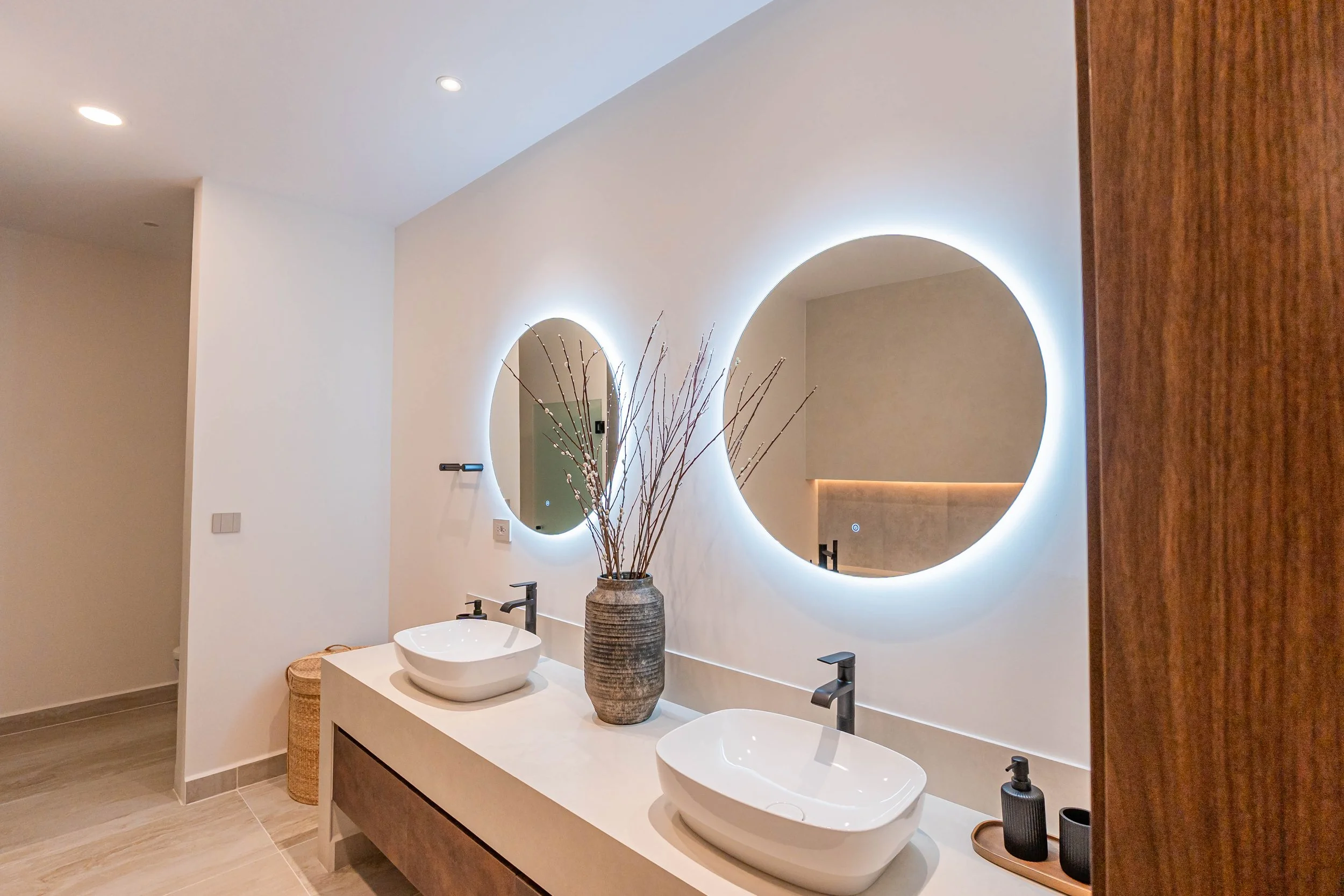 bano-doble-lavabo-espejos-led-departamento-huatulco.jpg