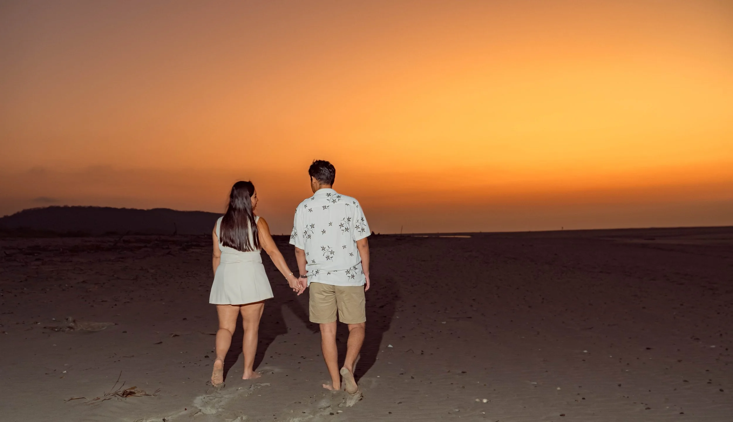 pareja-caminando-hacia-el-atardecer-huatulco.jpg