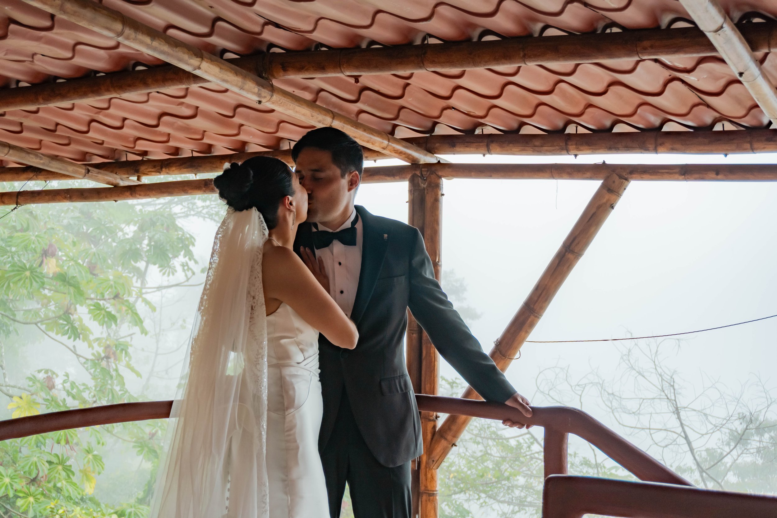 beso-novios-balcon-boda-oaxaca.jpg