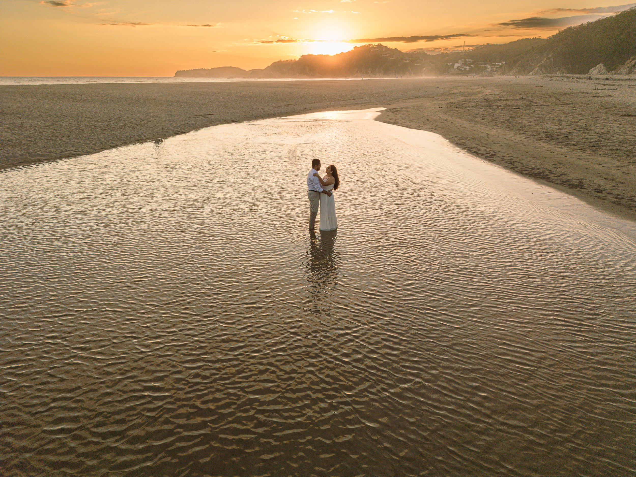 toma-aerea-dron-pareja-playa-atardecer-huatulco.jpg