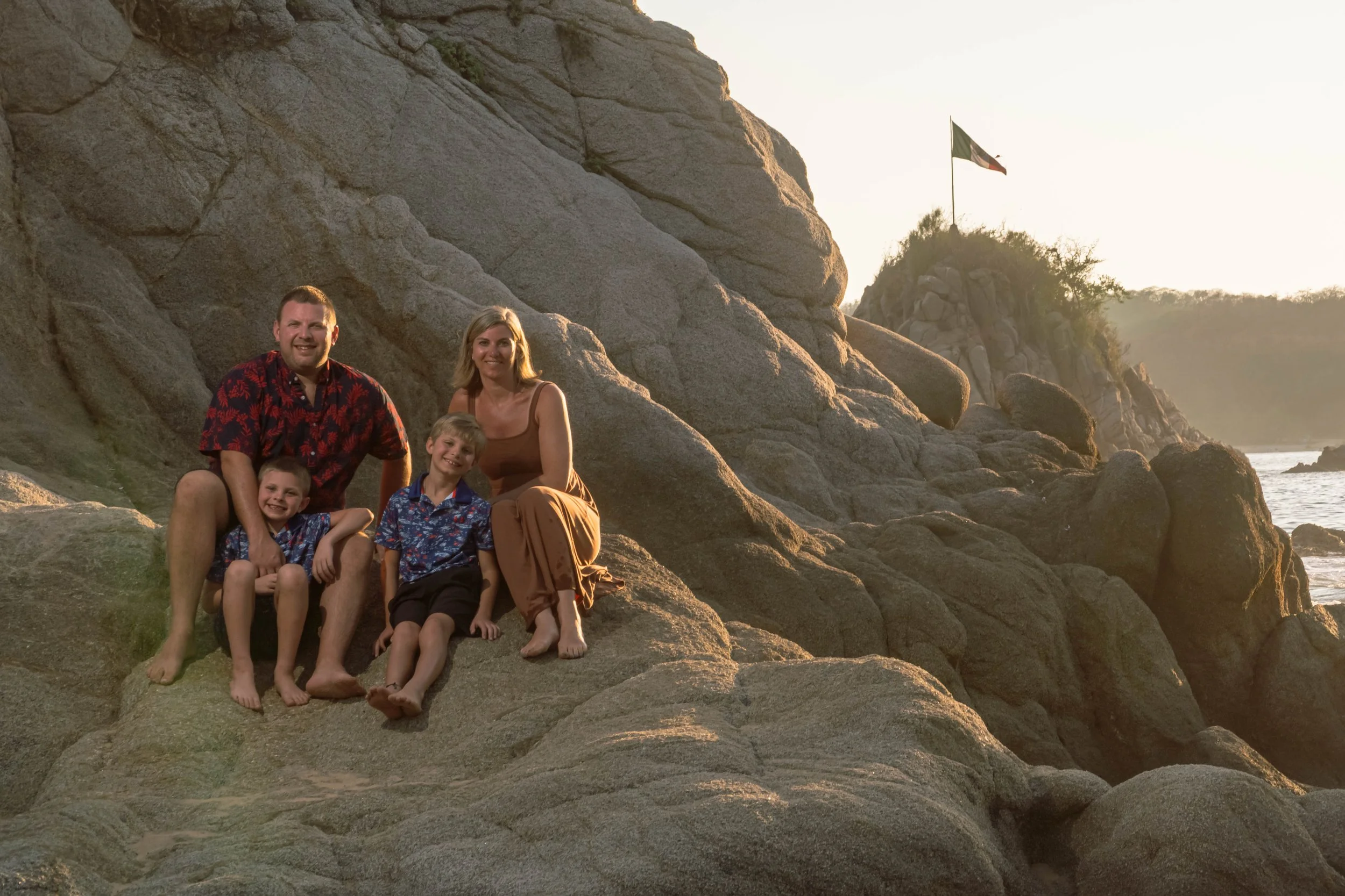 retrato-familiar-rocas-playa-huatulco.jpg