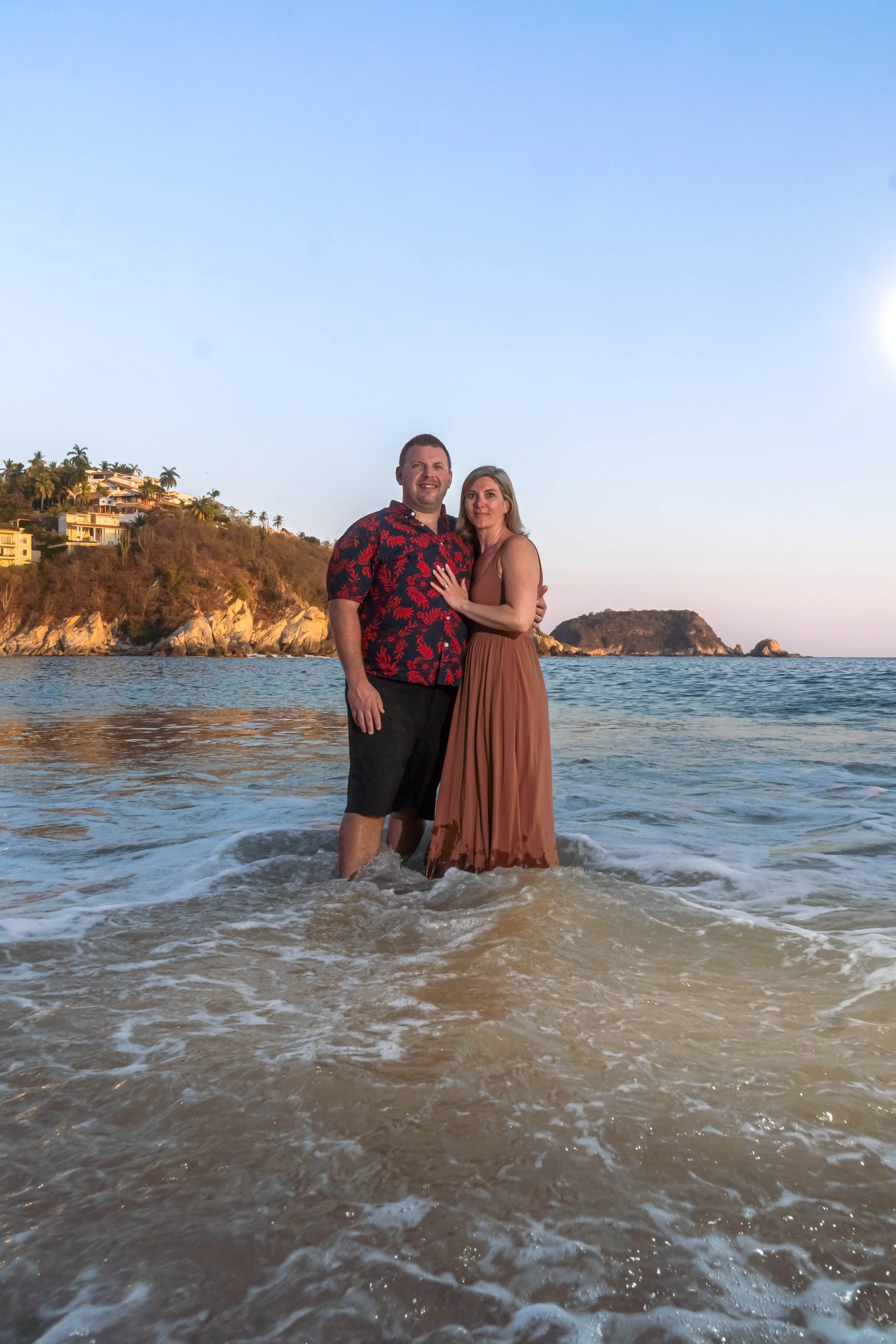 pareja-en-el-mar-sesion-fotos-huatulco.jpg
