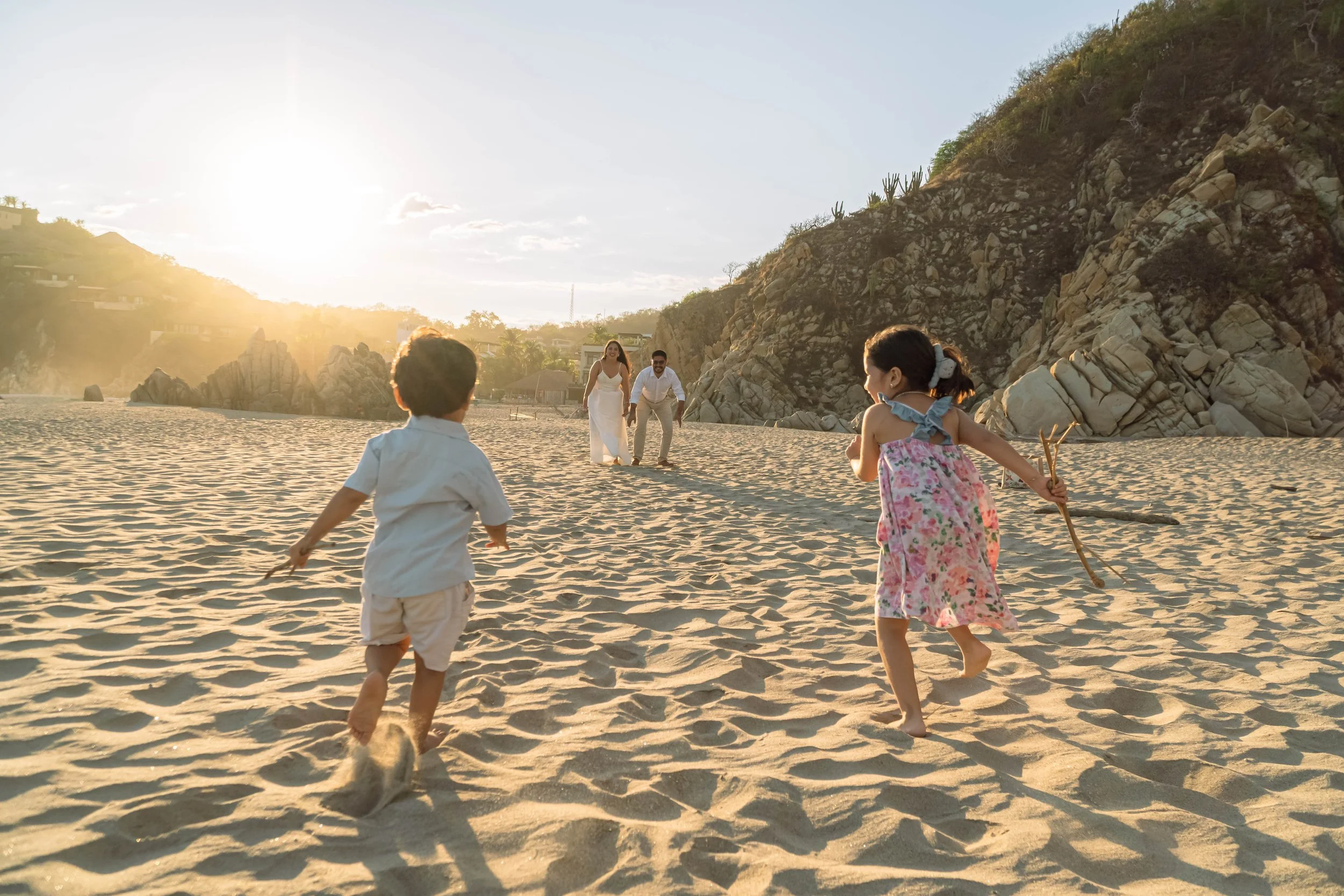 inos-jugando-playa-fotografia-familiar-huatulco.jpg