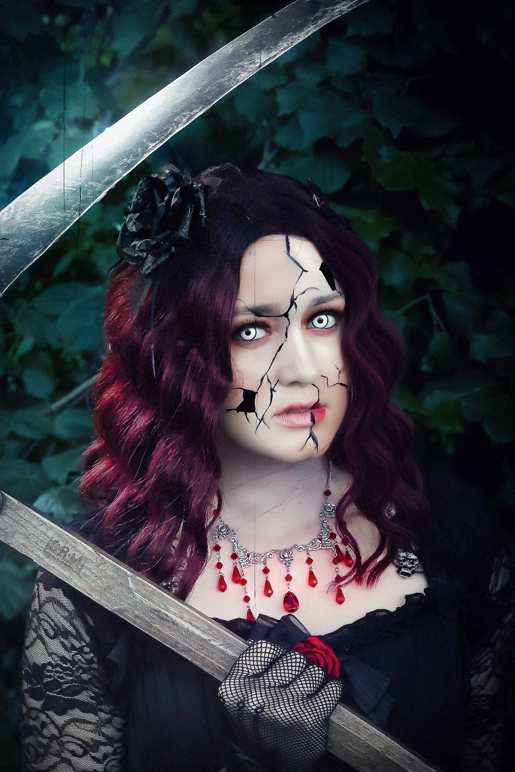 Femme costumée avec des cicatrices peintes sur le visage, portant un collier rouge et noir, tenant une épée, entourée de feuilles vert foncé.