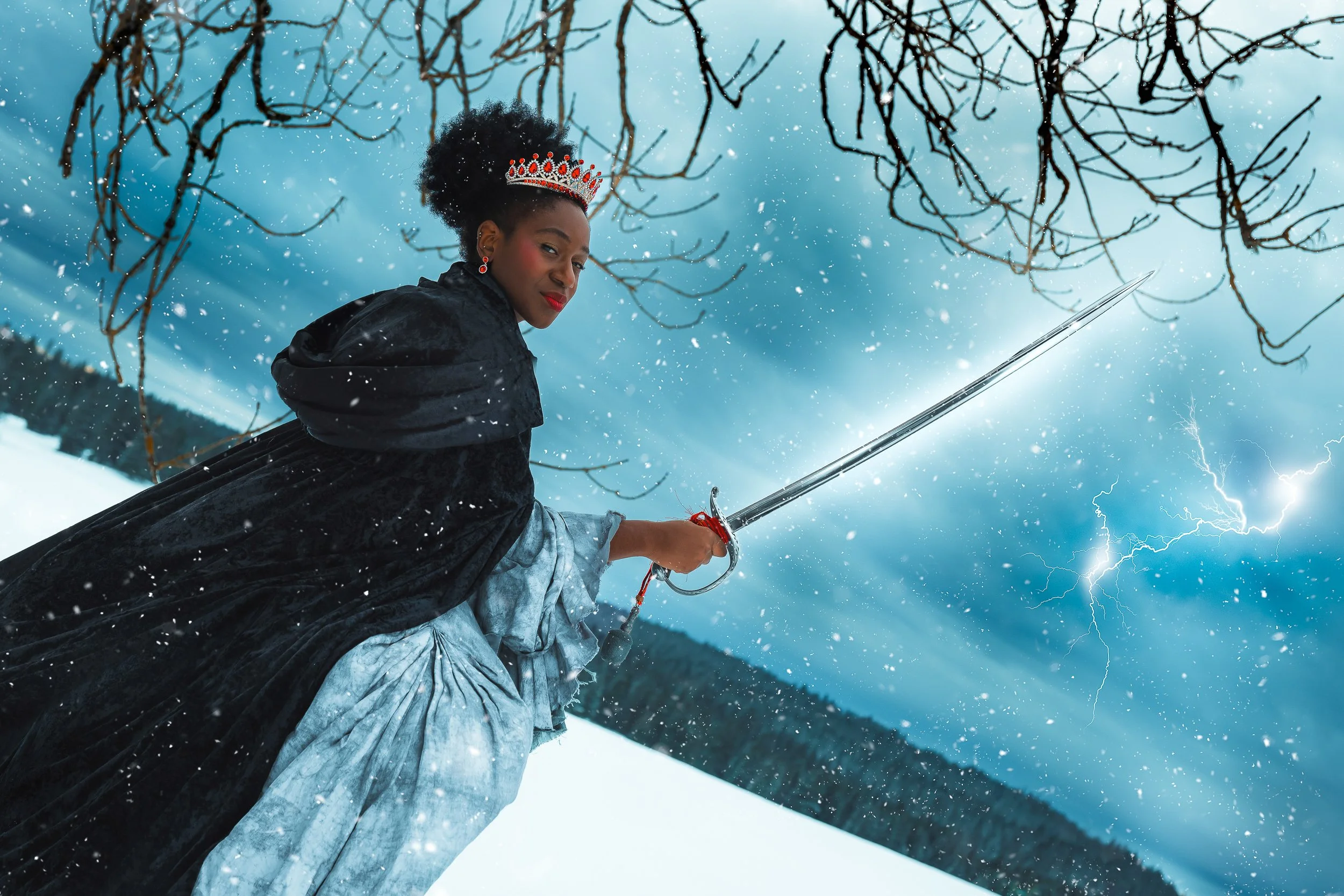 Femme déguisée en reine médiévale, portant une couronne rouge et une cape noire, tenant une épée dans un paysage enneigé avec un ciel orageux et des éclairs.