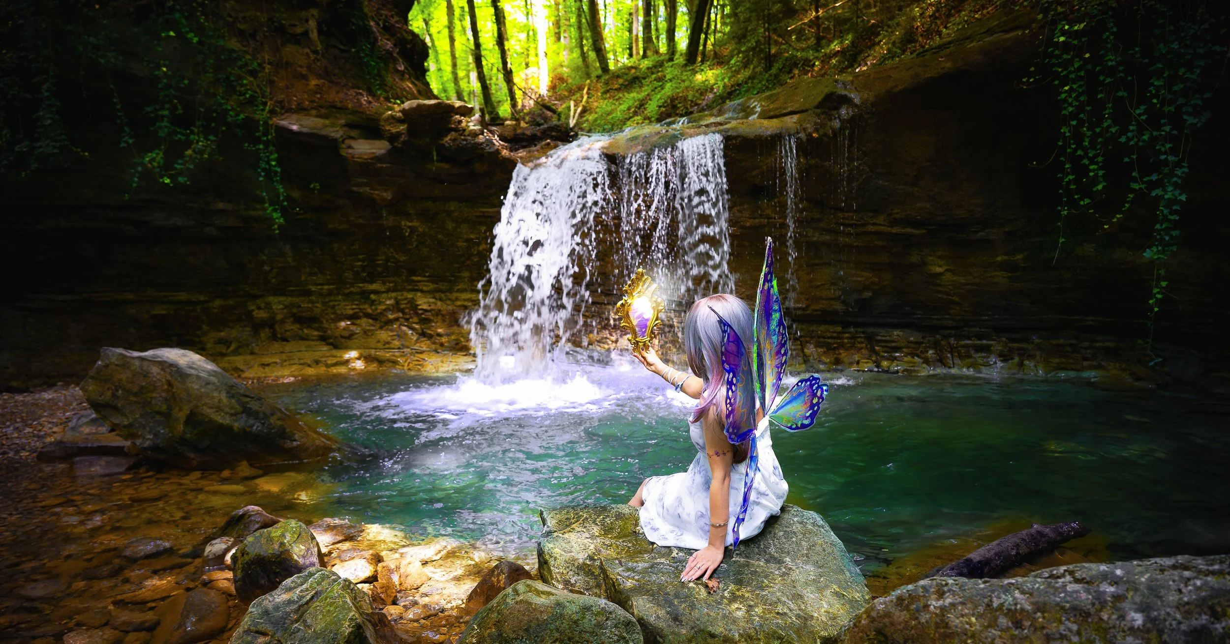 Une fée avec de grandes ailes colorées, portant une robe blanche, assise sur une roche près d'une petite cascade dans une forêt verte, tenant une baguette magique brillante.