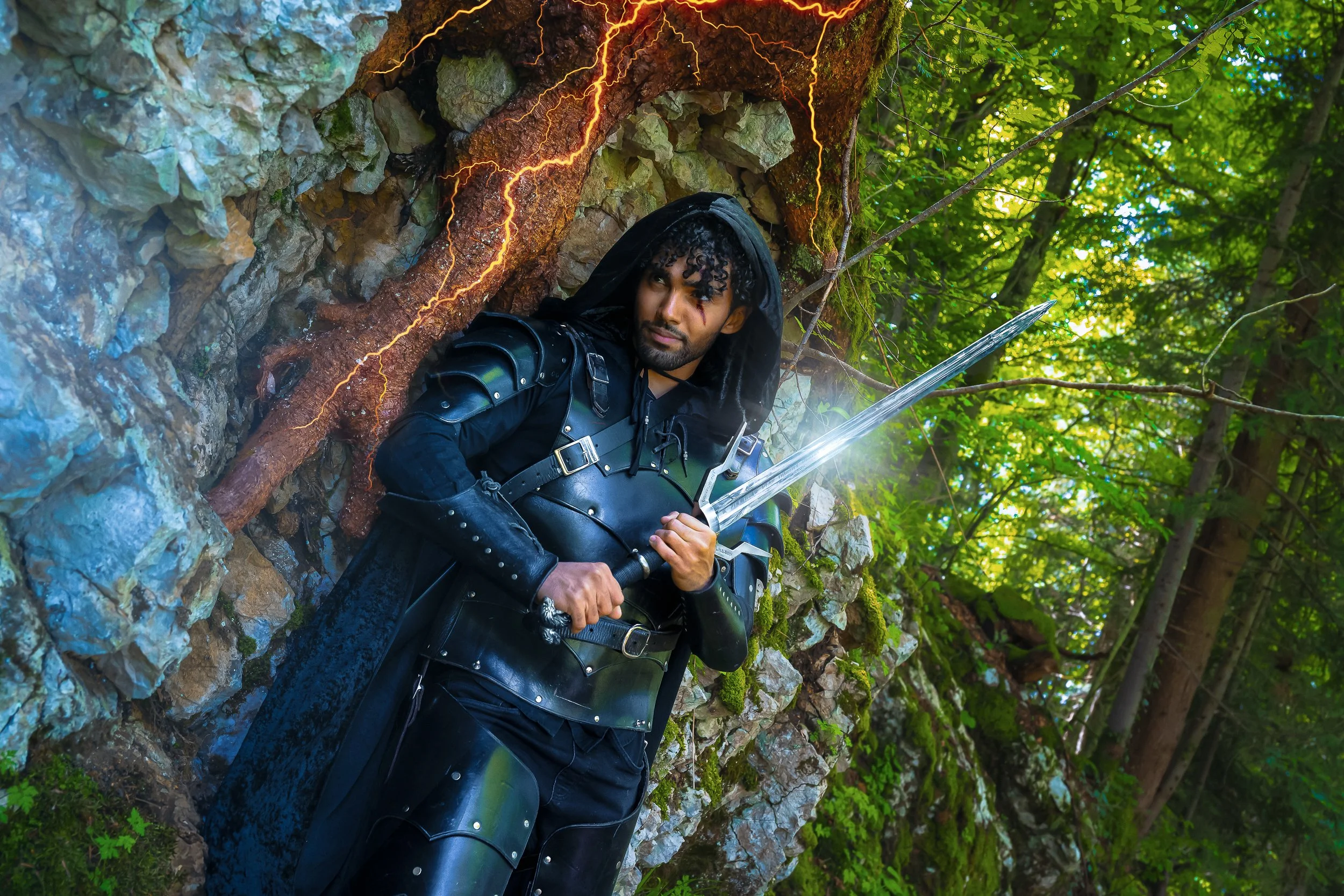 Un personnage en armure noire tenait une épée brillante dans une forêt dense avec des feuilles vertes et des arbres, avec des éclairs orange derrière lui.