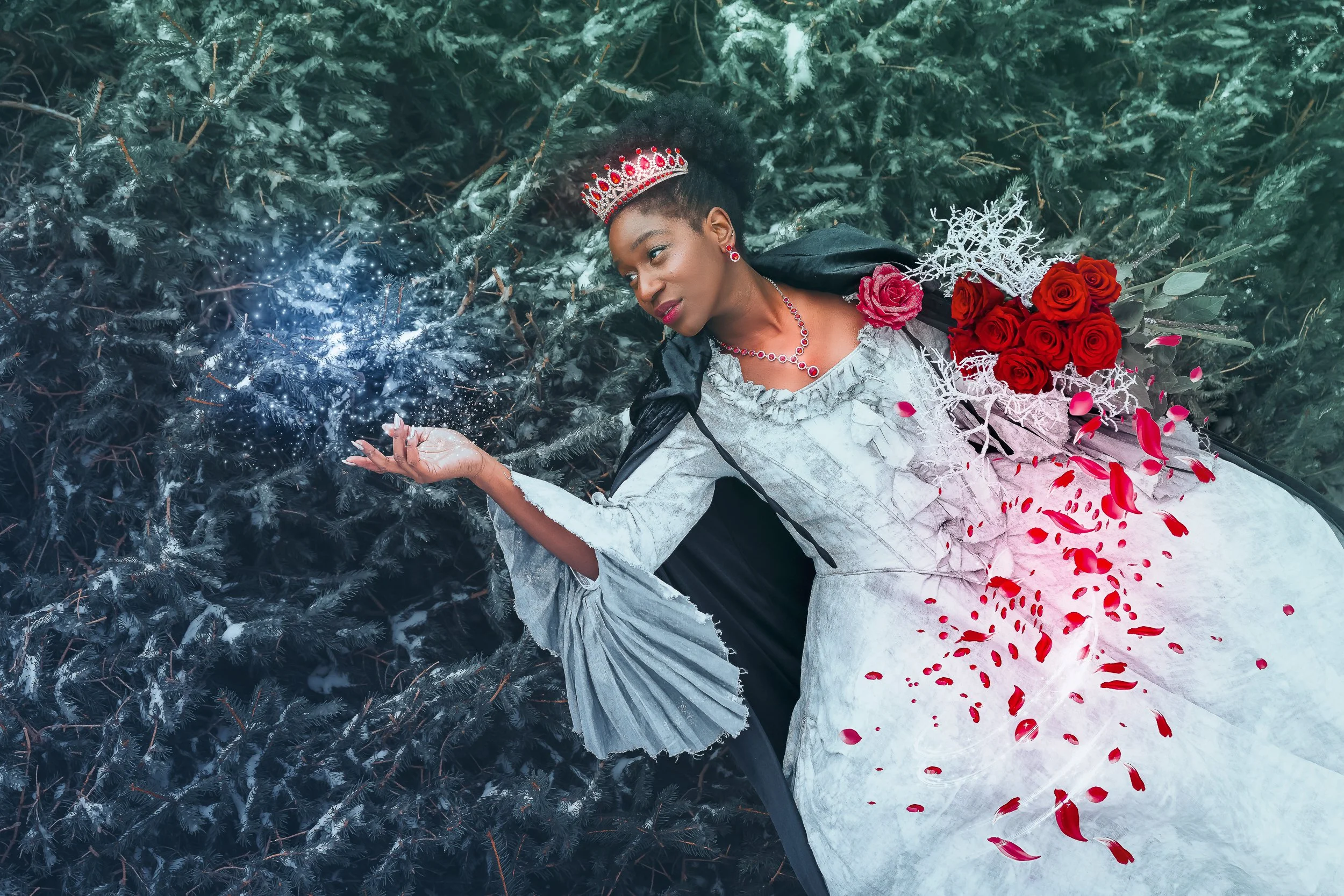Une femme portant une couronne, une robe blanche et un collier rose, allongée sur des branches d'un arbre, tenant une branche avec des roses rouges et des fleurs blanches. Des pétales rouges tombent de sa robe. Elle semble invoquer de la magie ou fai