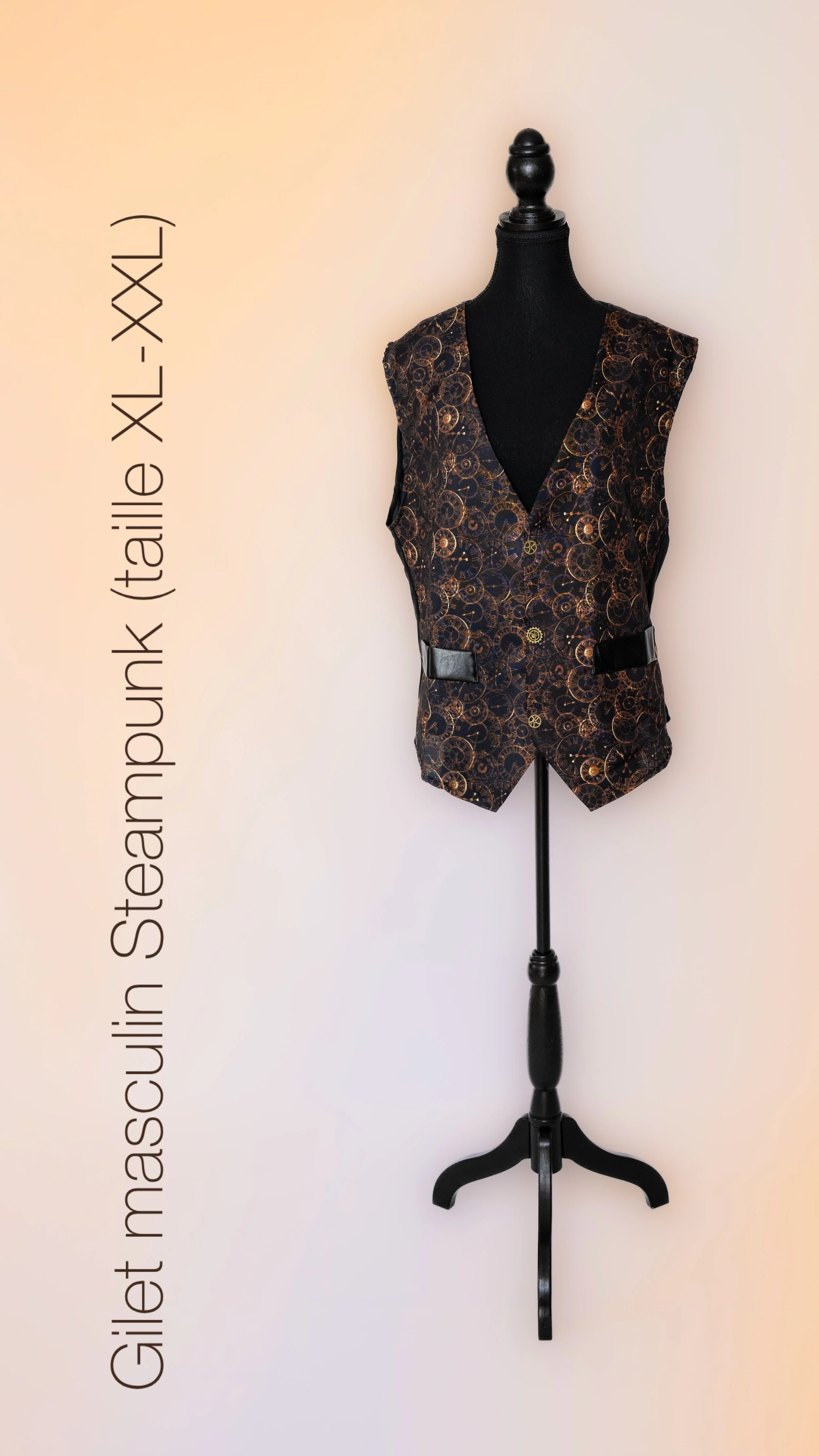 Veste gilet masculin à motifs en noir et doré, modèle taille XXL sur un mannequin noir.