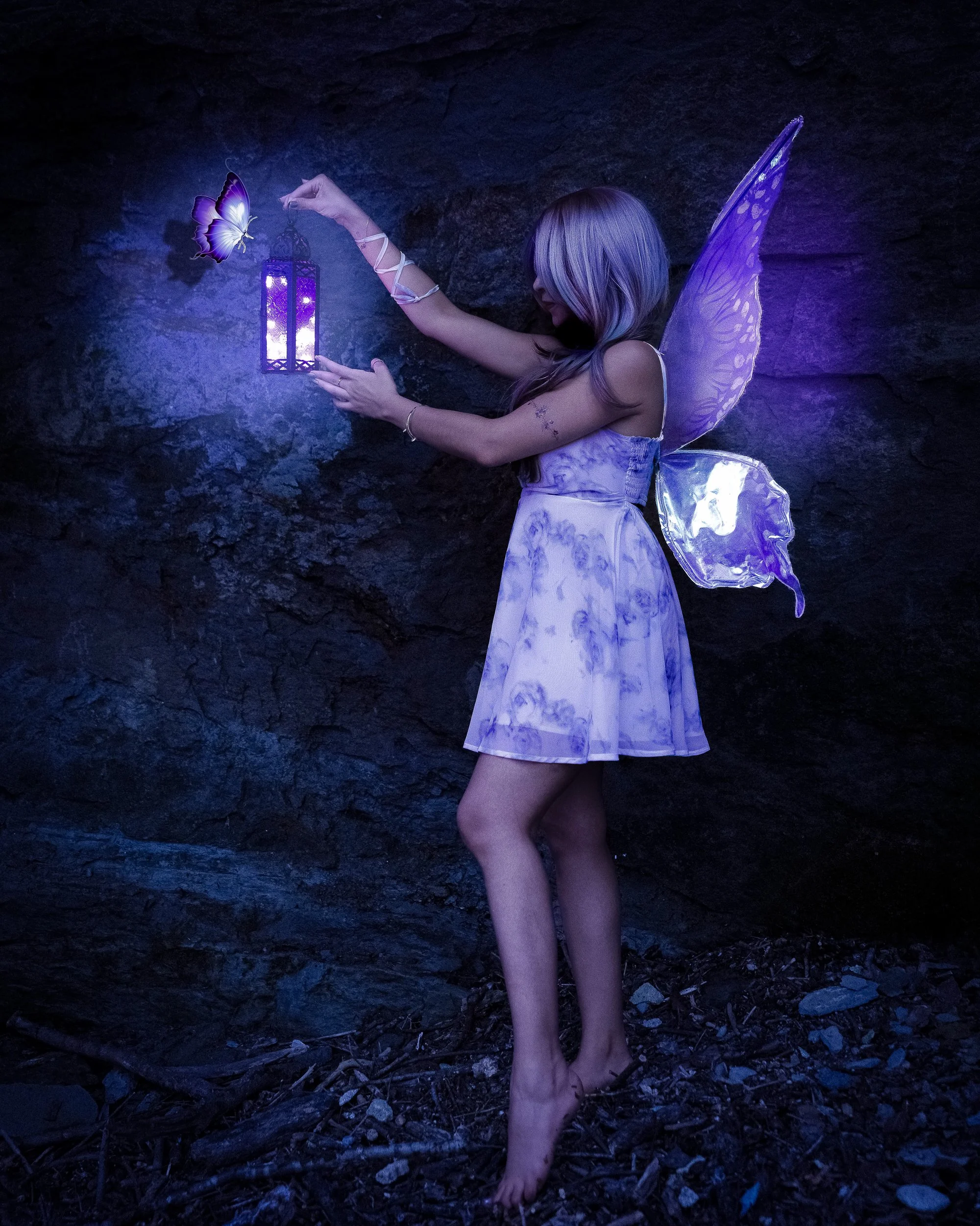 Une fille déguisée en fée avec des ailes violettes et une robe à motifs violets, tenant une lanterne violet brillante, dans une ambiance sombre et mystérieuse avec des effets lumineux violets.