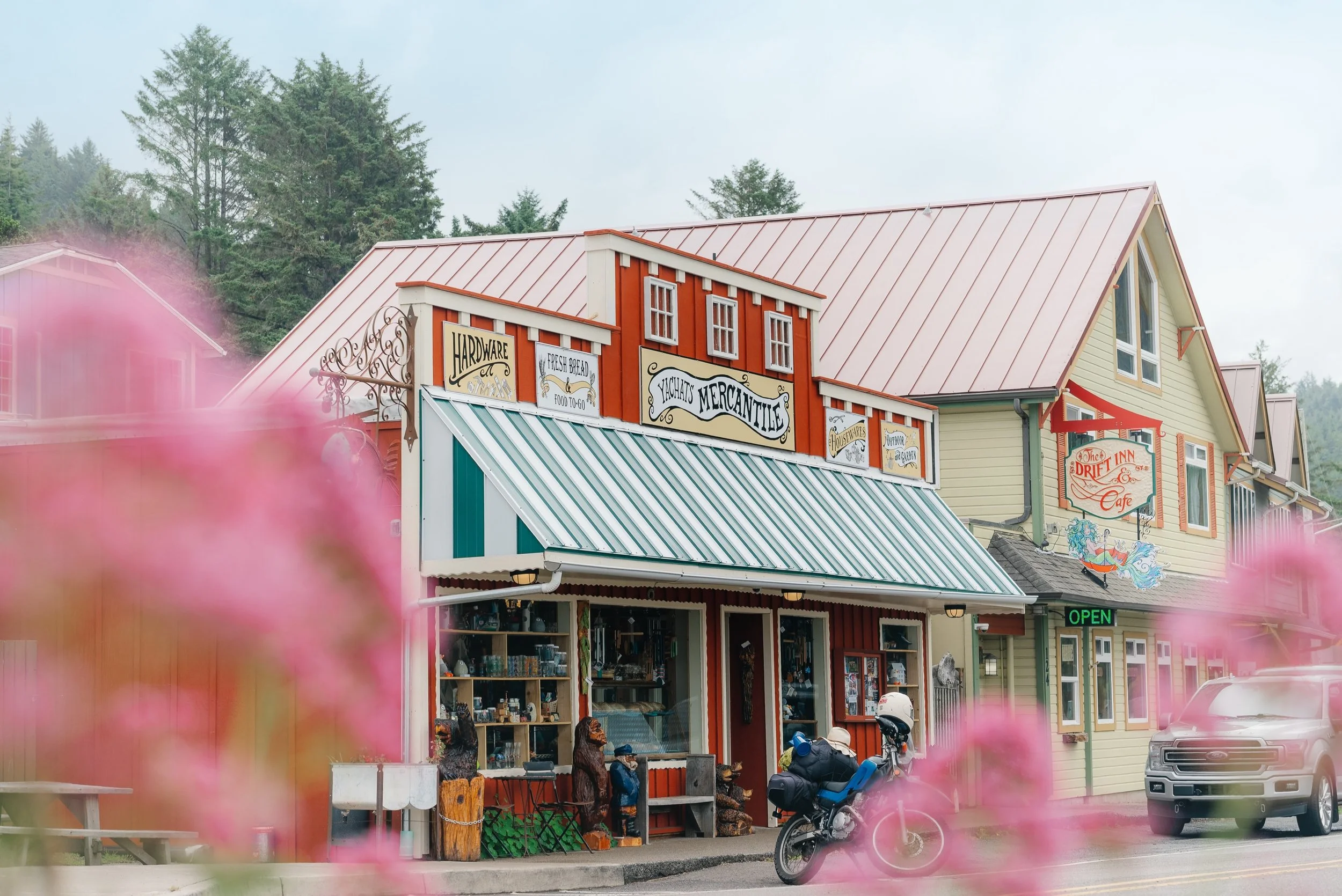 What is there not to love about the Yachats Mercantile? From the fresh sourdough bread to tools and everything in between. Tell us your favorite thing at the YM? 👇