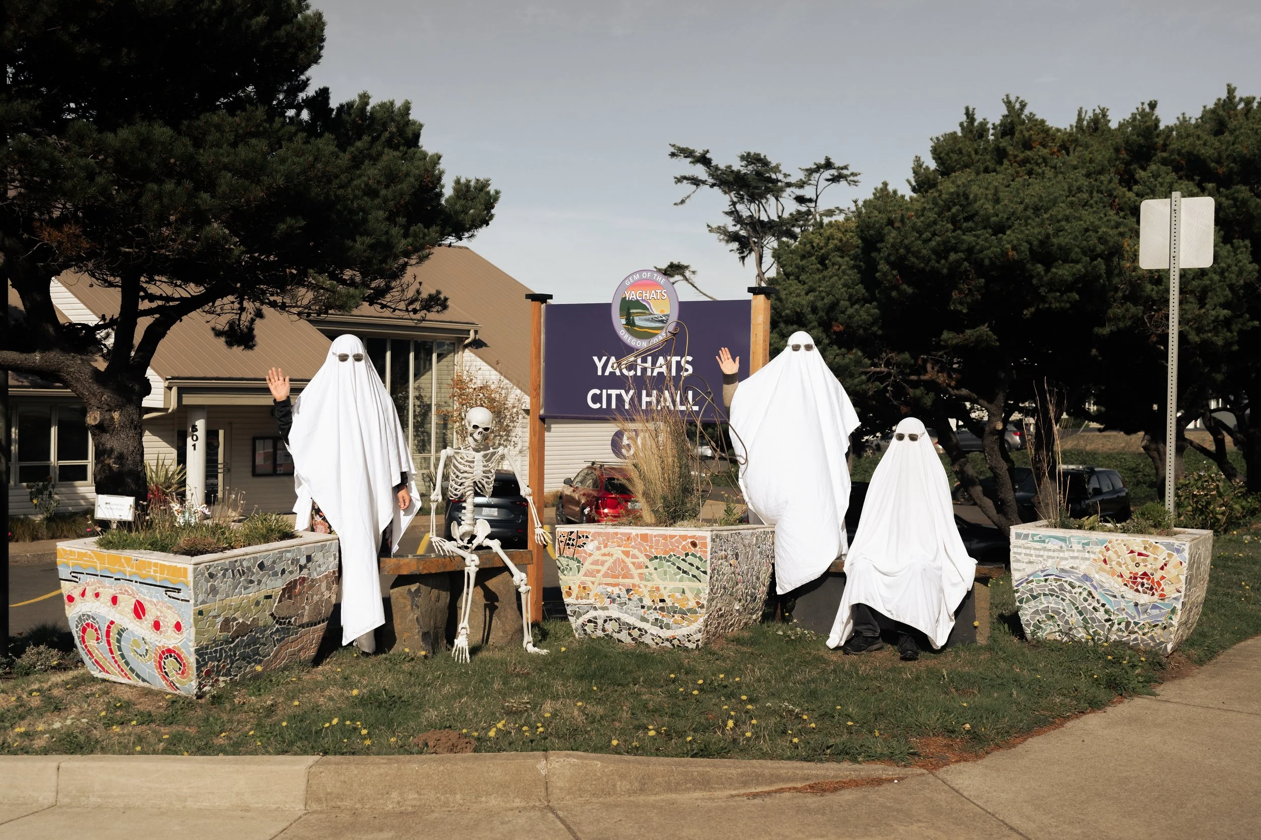 👻 Boo!

Come join us on Saturday, October 31st from 3-5PM and trick or treat around the town, take a stroll down the spooky path, and enjoy our little coastal village filled with big personality! 🫶🏼

YYFAP staff will be selling hot dogs in case gh