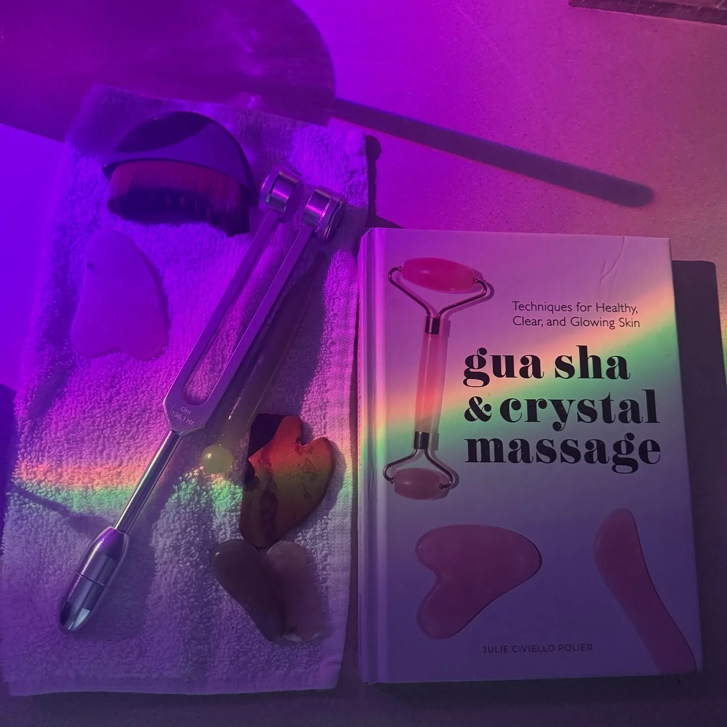 Beautiful tools for my 2 hour facial. Gua Sha, tuning forks, lymphatic brush and facial cupping. 🌿🤩

#facials #holistic #vibrantagingtips