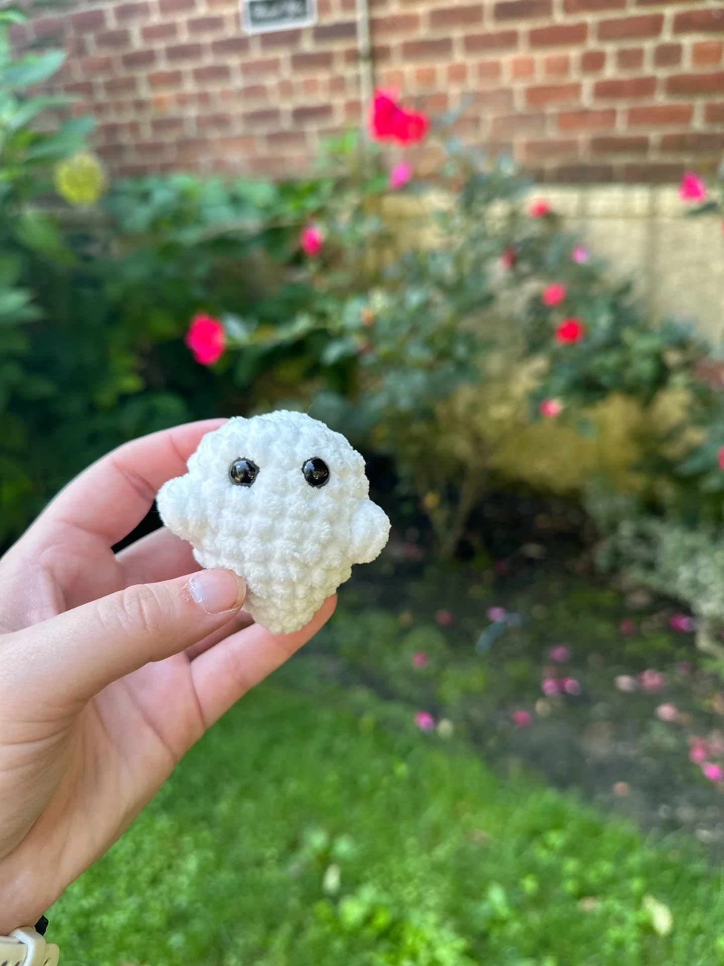 It&rsquo;s ghostie season! 👻

I absolutely love this lil boo thang FREE pattern by @thesquishywitch and @knottypugcrochet! It&rsquo;s a mod of the regular size Boo Thang pattern and it&rsquo;s a perfect fall market make.

Go save this pattern ASAP a
