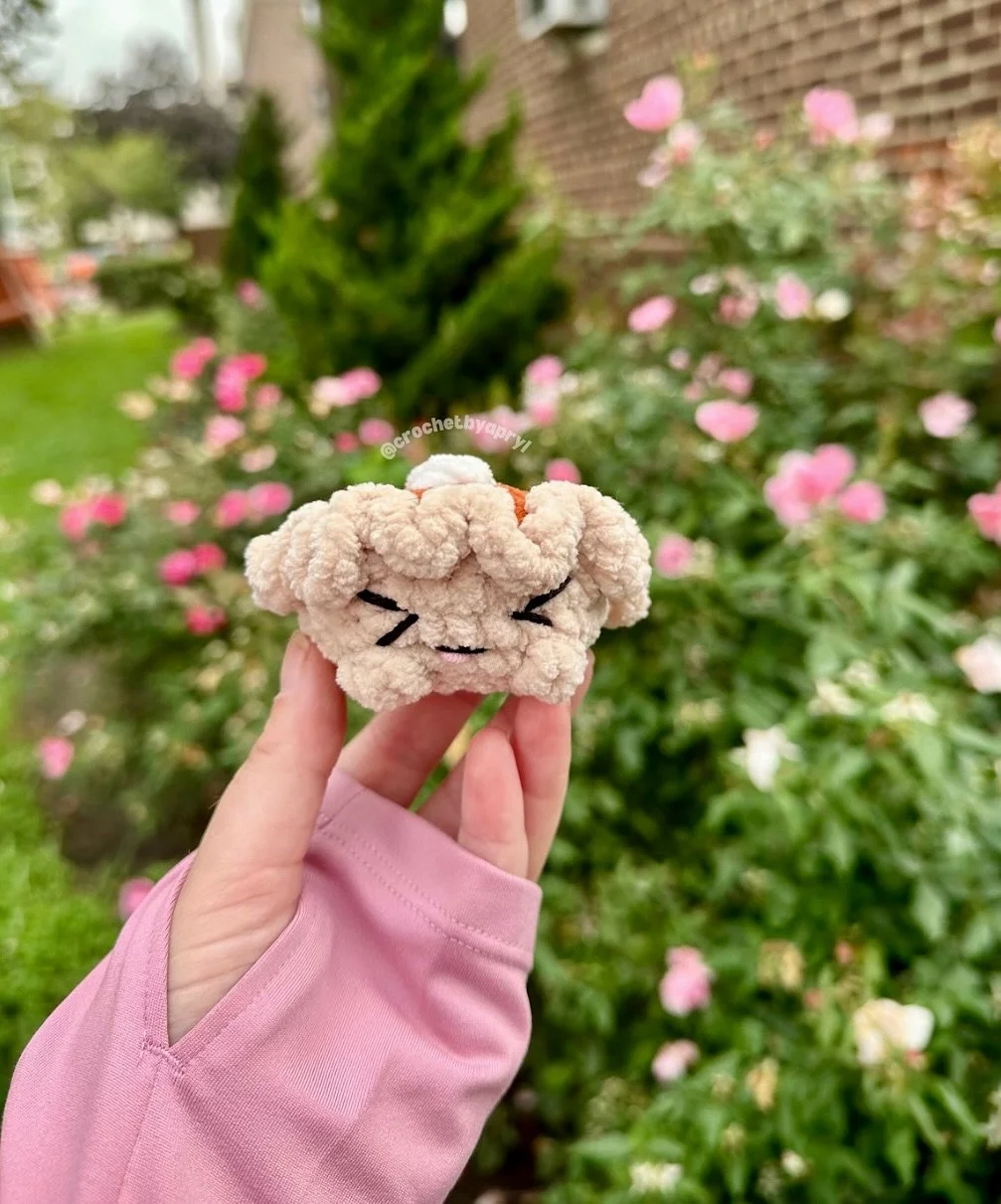 I&rsquo;ve got pumpkin to talk about today&hellip; this cutie pie pattern is available now for FREE from @thesquishywitch! 🥧

I&rsquo;m crust crazy about this pattern - it&rsquo;s free, no sew, and works up quickly! I&rsquo;m this pattern&rsquo;s bi