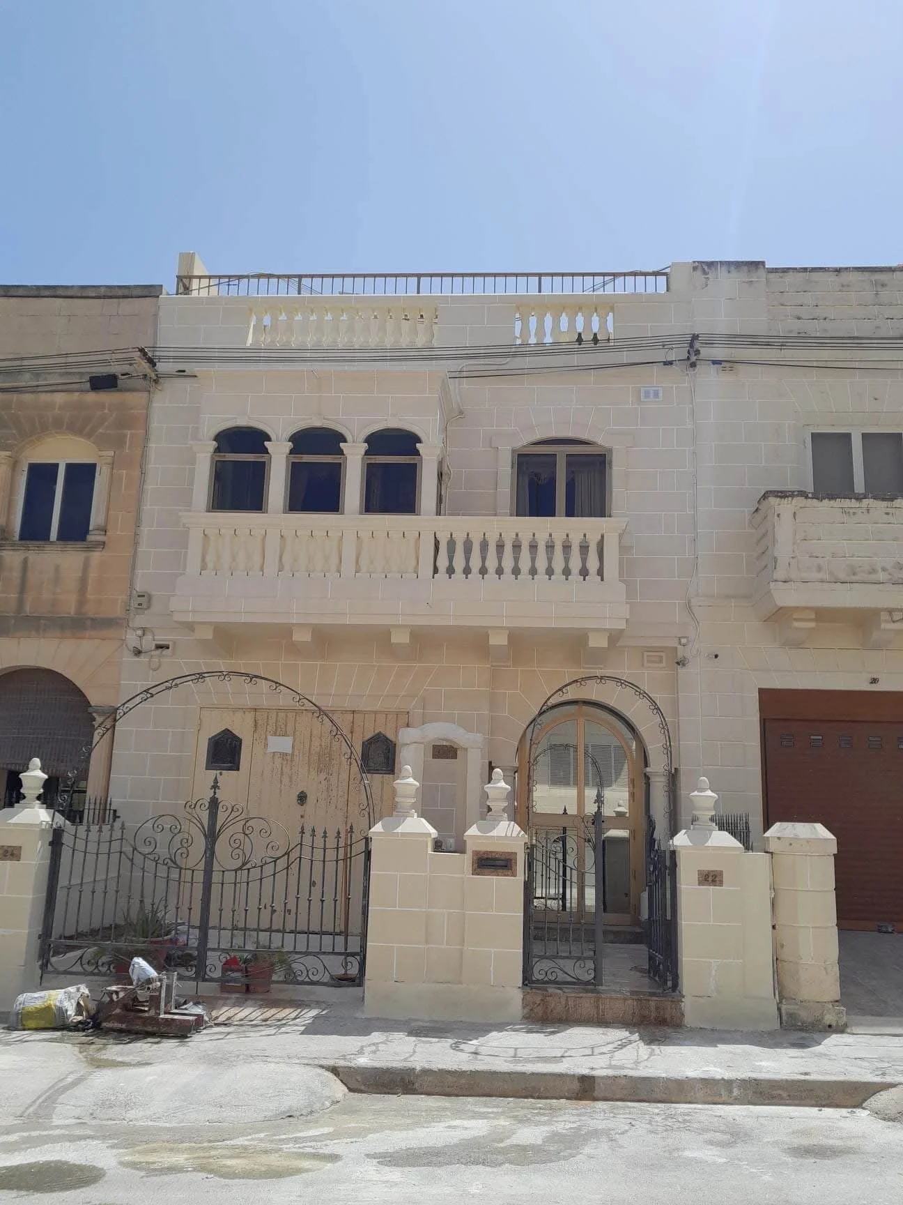 Fuq il-fil plastering finish completed on a Maltese facade with a natural traditional texture