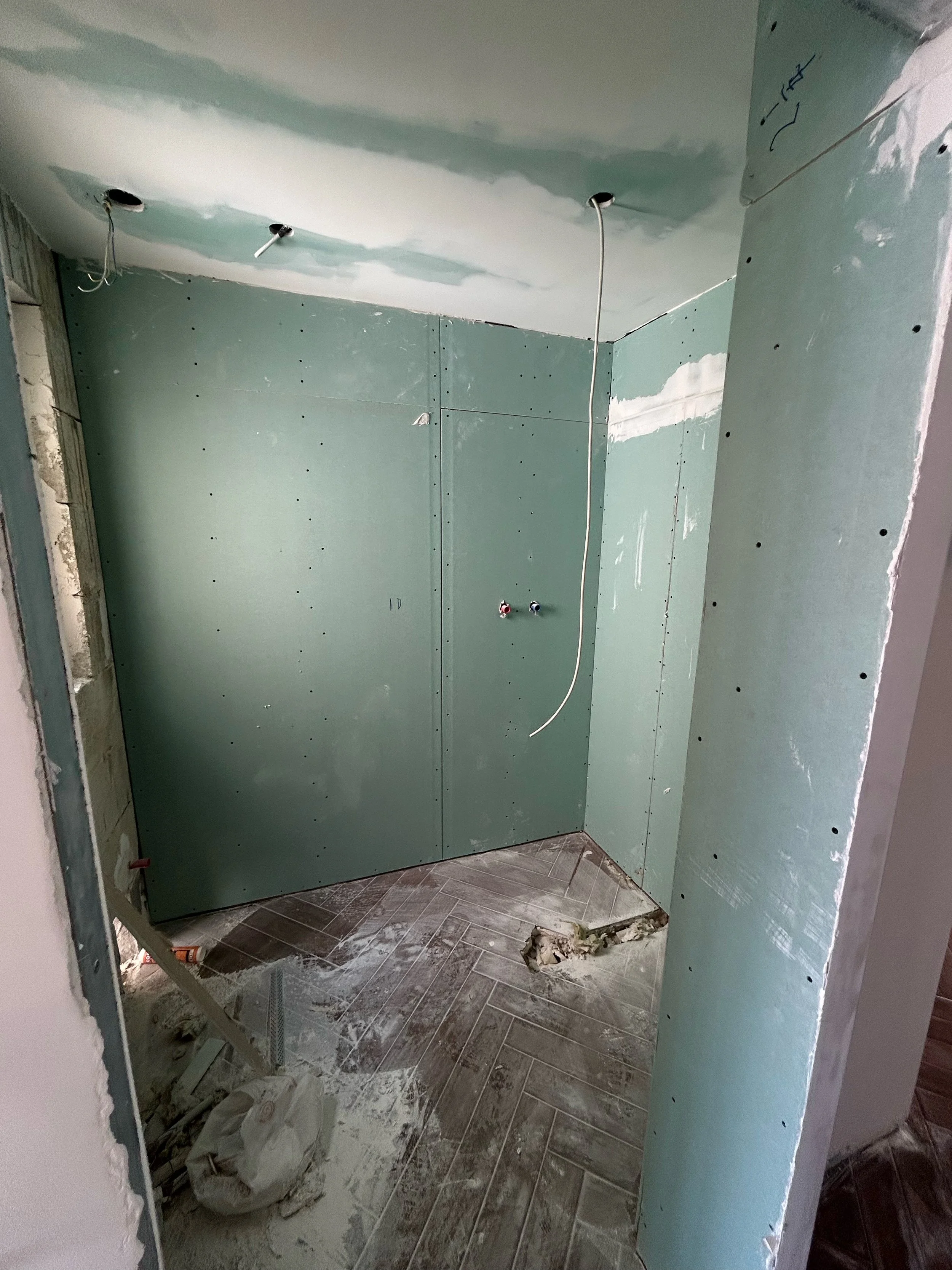 Bathroom gypsum partition built with green anti-moisture boards.