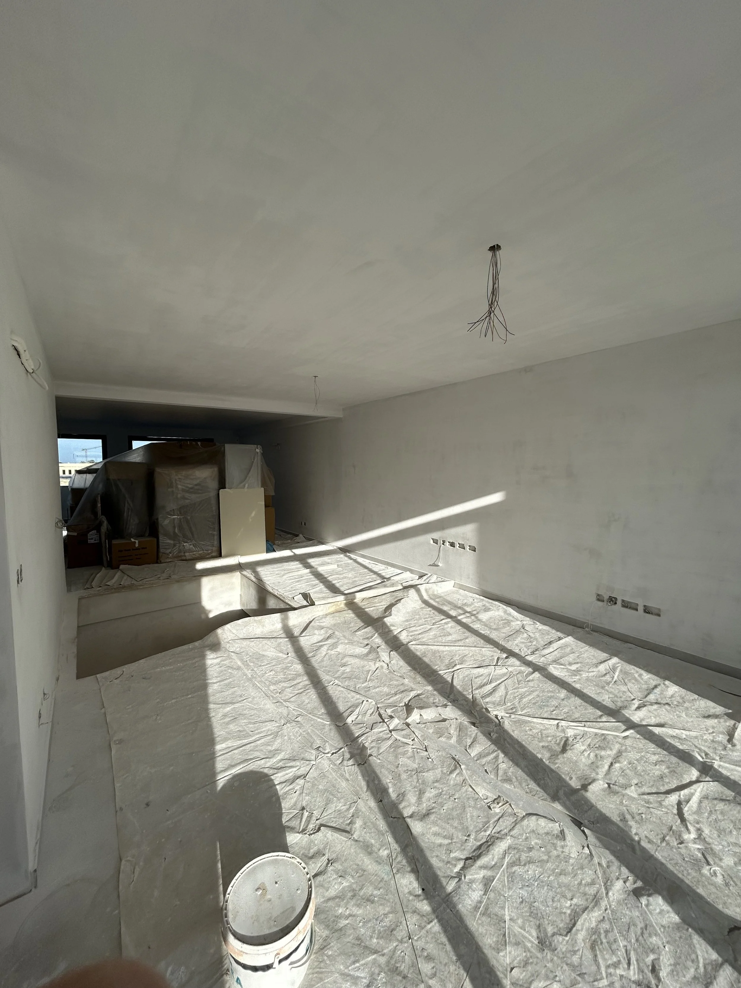 Smooth interior walls finished with gibs and finatura plaster in a modern Maltese home, showcasing professional interior plastering services in Malta.
