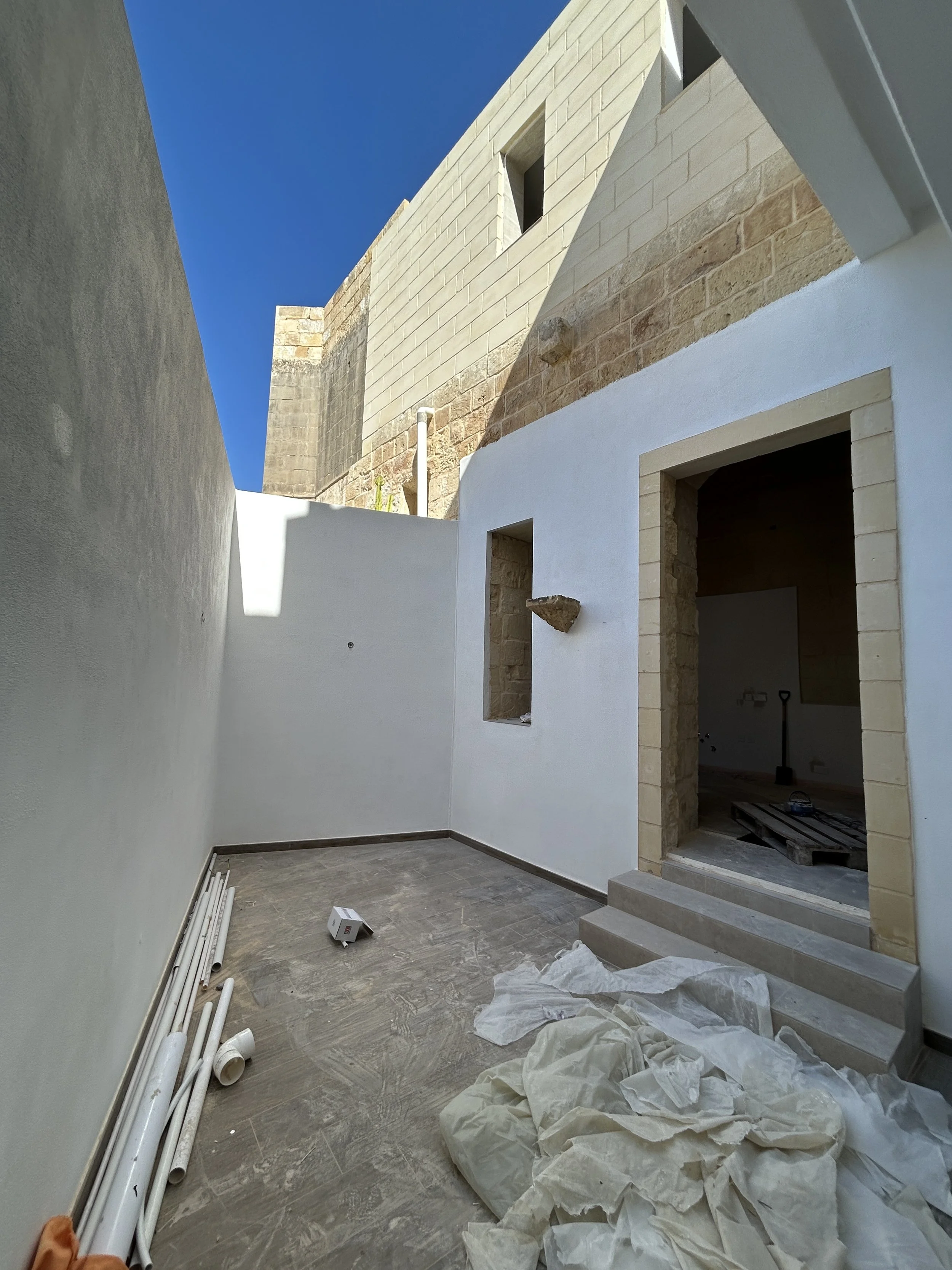 Internal yard finished with GR1000 plastering and traditional fuq il-fil above.