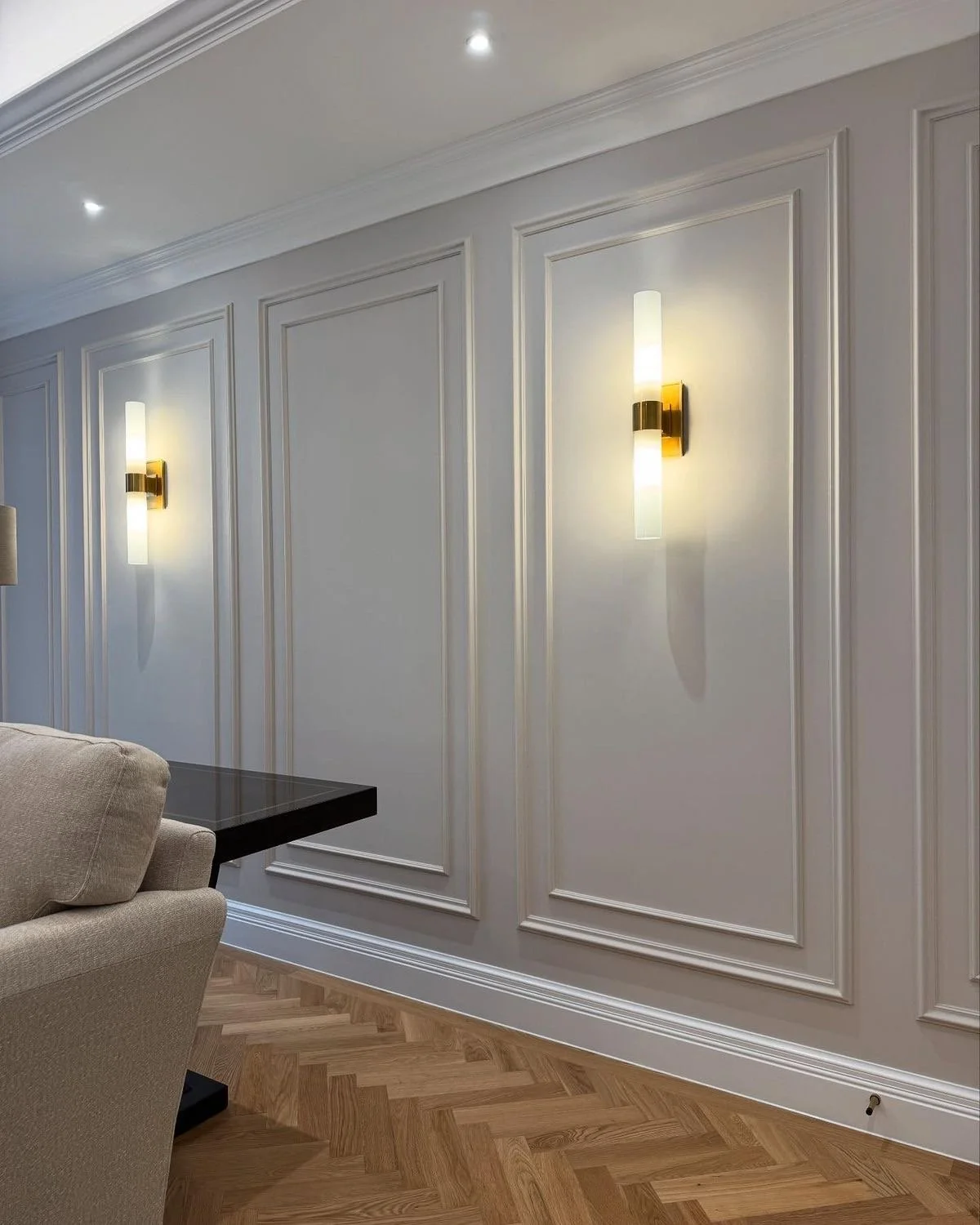 French wall finish in a dining area creating a soft and sophisticated interior atmosphere
