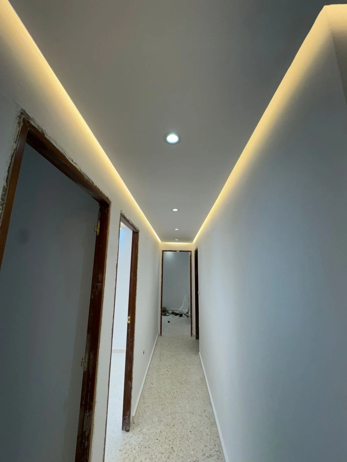 Shadow gap gypsum ceiling in a corridor, creating a floating ceiling effect in a modern home