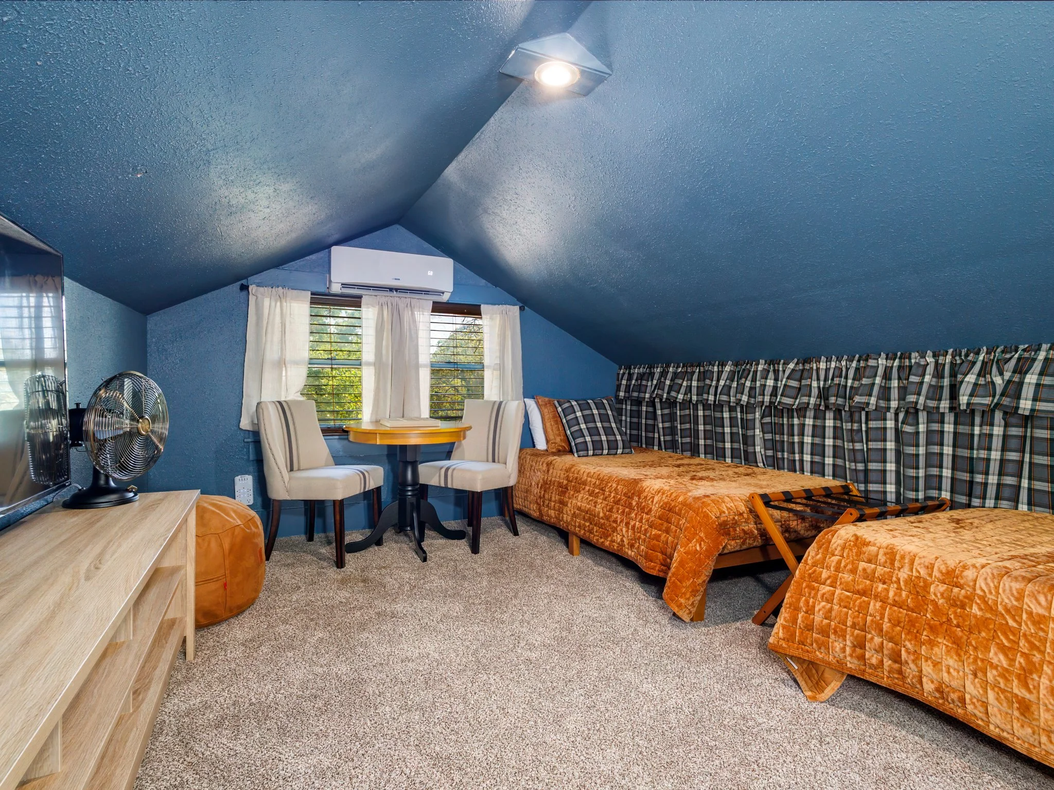 03_upstairs2048 (2 of 10).jpg