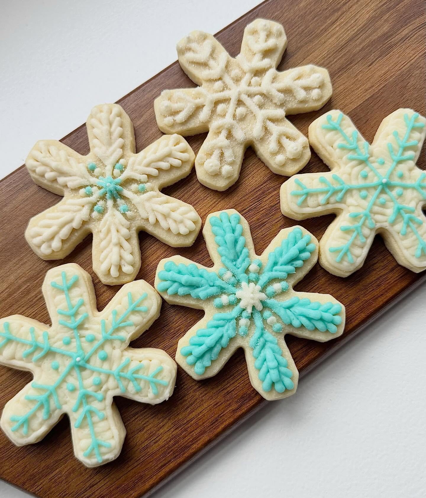 Snowflake sugar cookies by request ❄️ A little sweetness for winter moments &mdash; gifting, gathering, or just because.

Custom orders are always welcome. DM me to get the conversation started 🤍