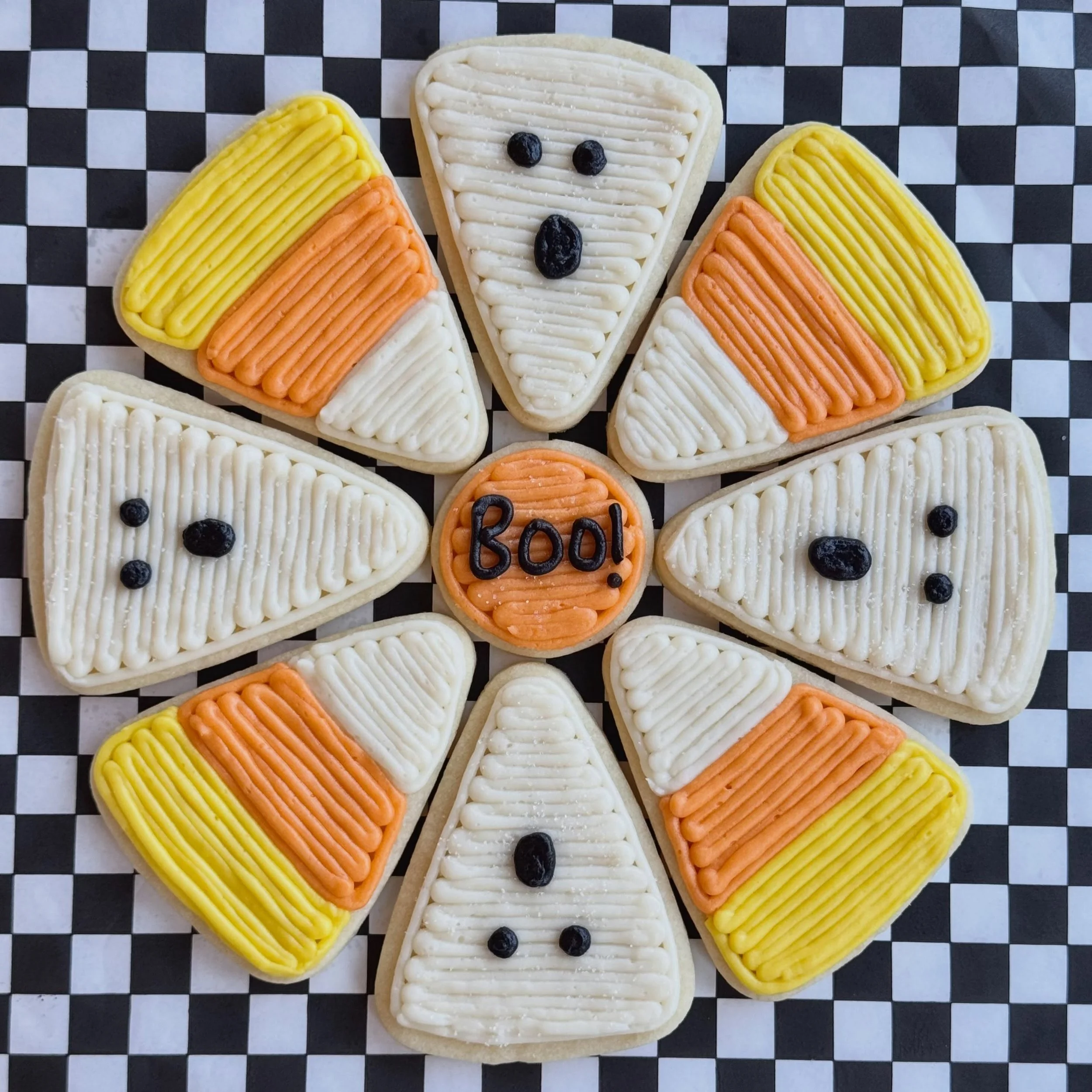 A little spooky, a little sweet! 👻

The Boo! Halloween Cookie Set is now available for preorder! Eight buttercream sugar cookies dressed up as ghosts and candy corn, with a mini &ldquo;Boo!&rdquo; cookie in the center.

Perfect for Halloween parties