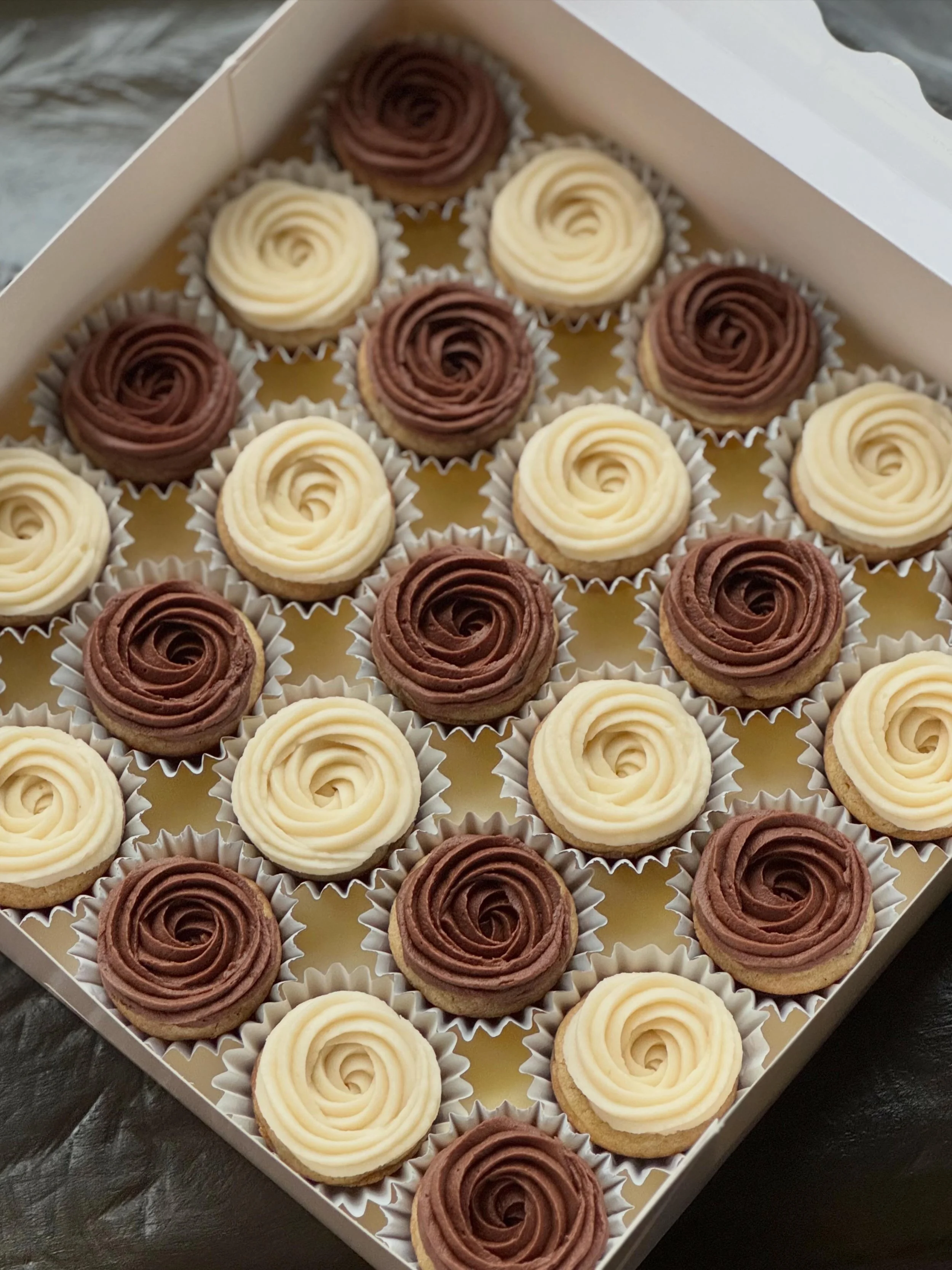 Chocolate Chip Cookies Cups with Frosting